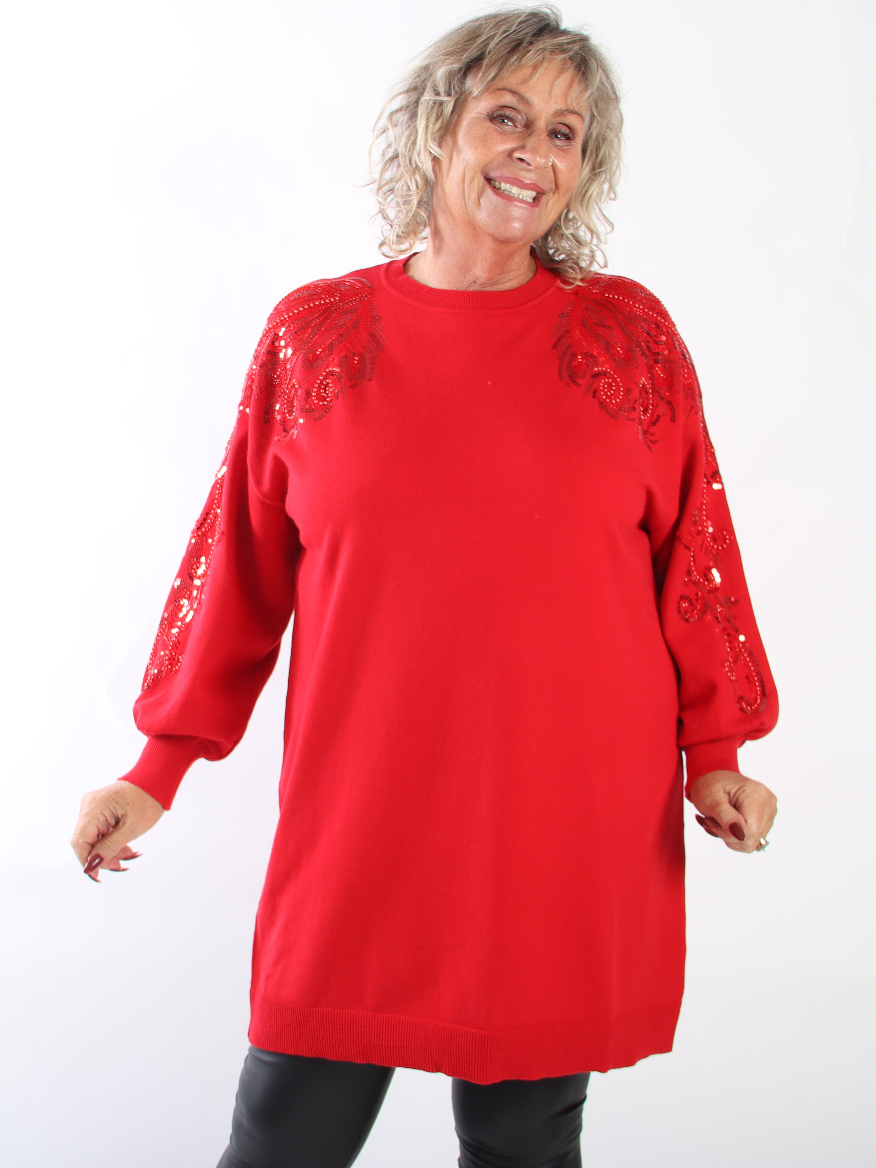 Juliana - Blød plus size strikkjole med et smukt mønster af pailletter og perler på ærmet