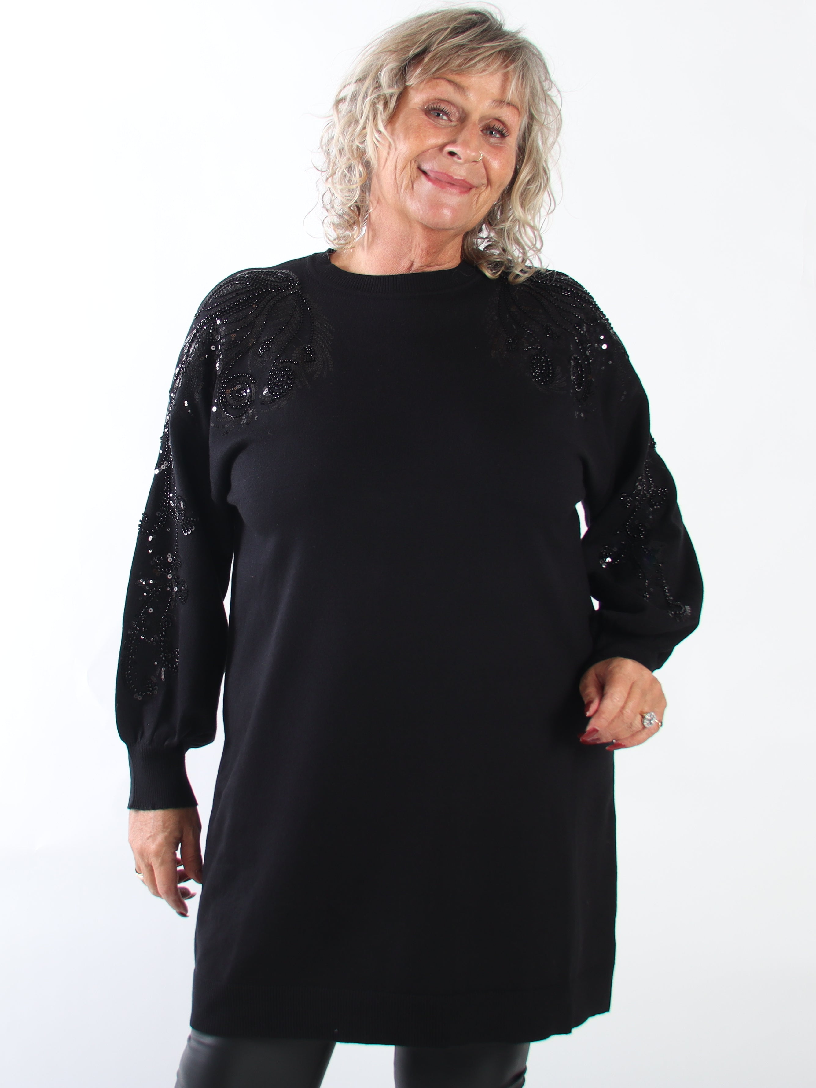Juliana - Blød plus size strikkjole med et smukt mønster af pailletter og perler på ærmet