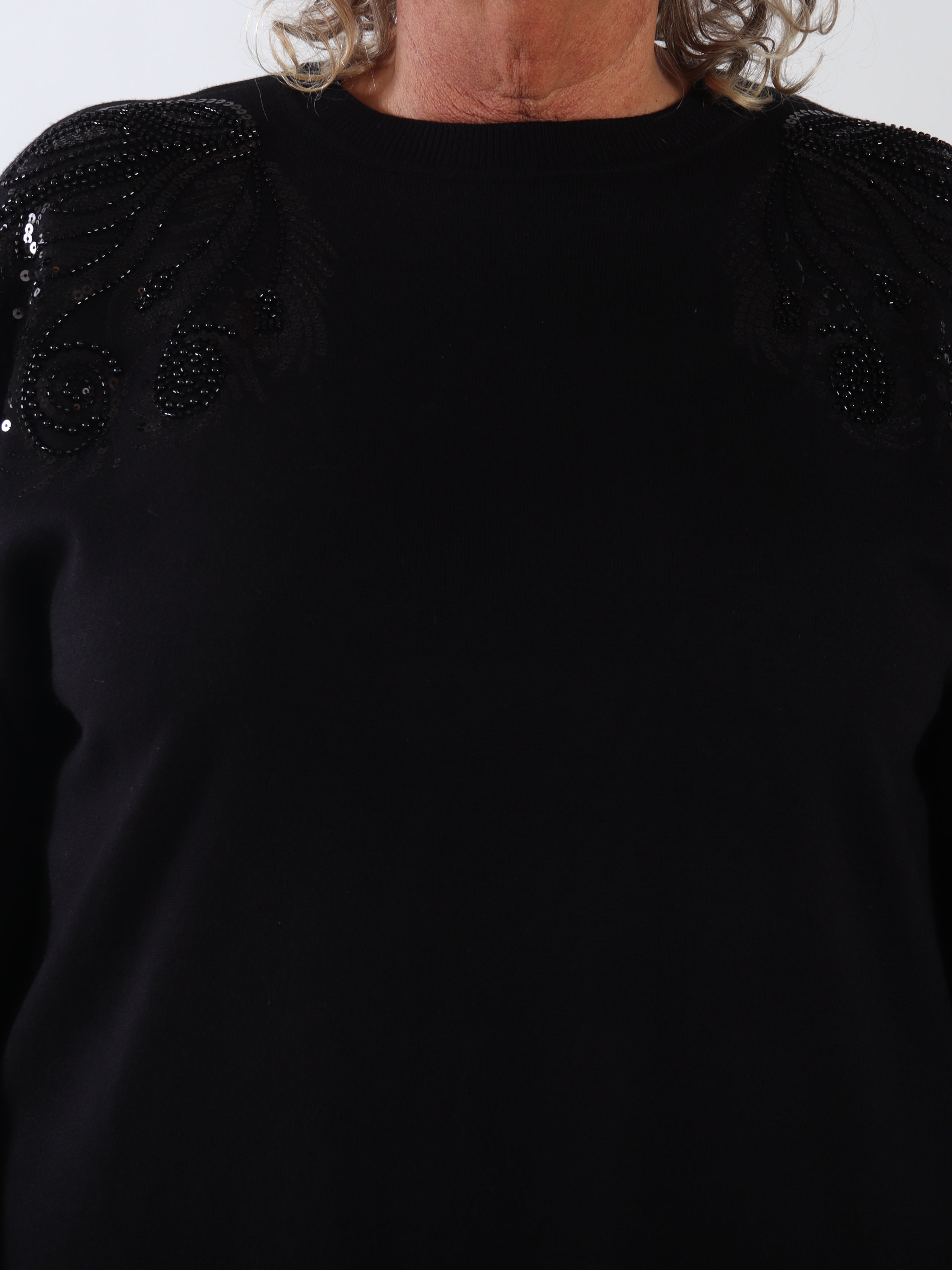 Juliana - Blød plus size strikkjole med et smukt mønster af pailletter og perler på ærmet