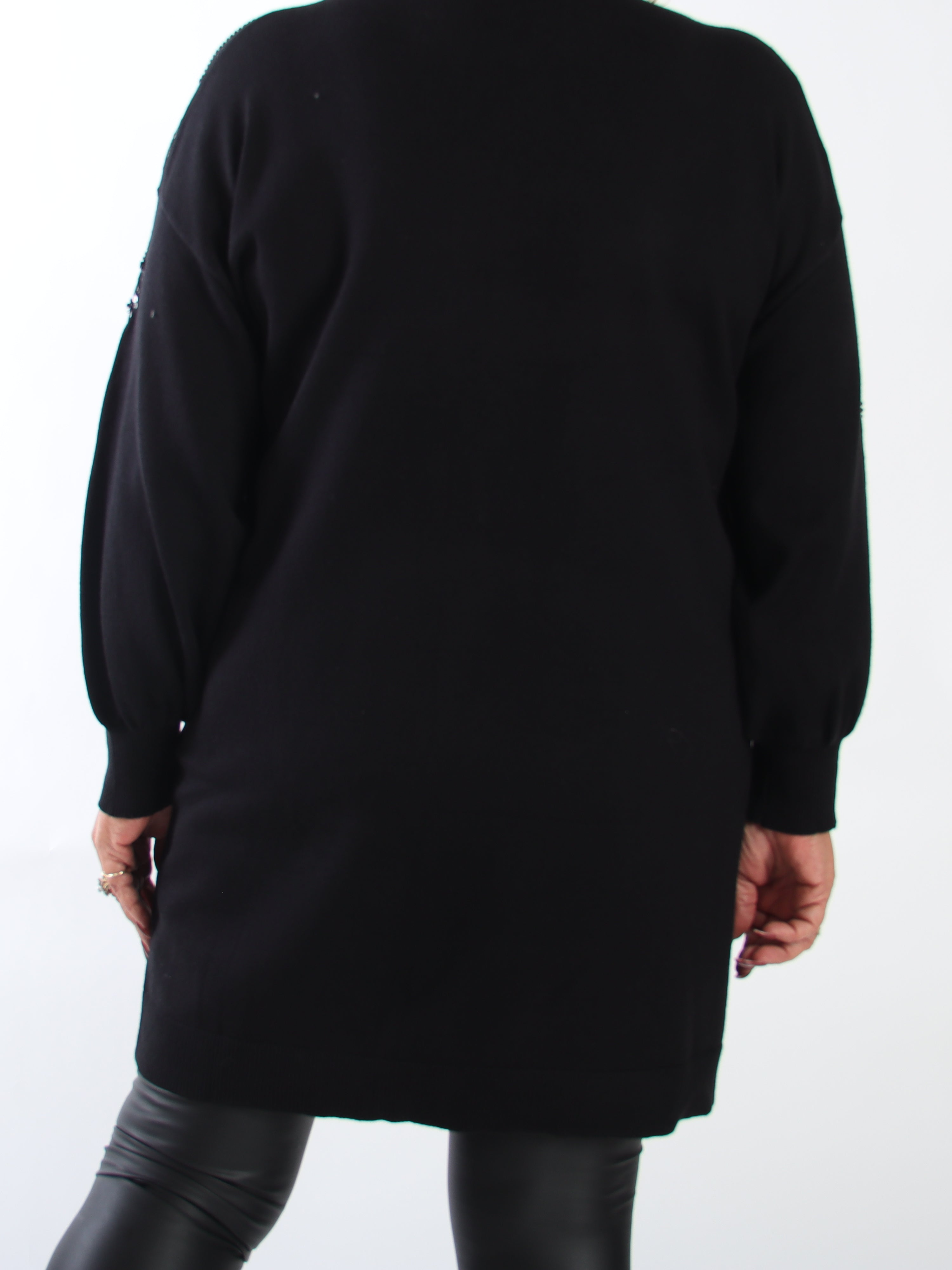 Juliana - Blød plus size strikkjole med et smukt mønster af pailletter og perler på ærmet