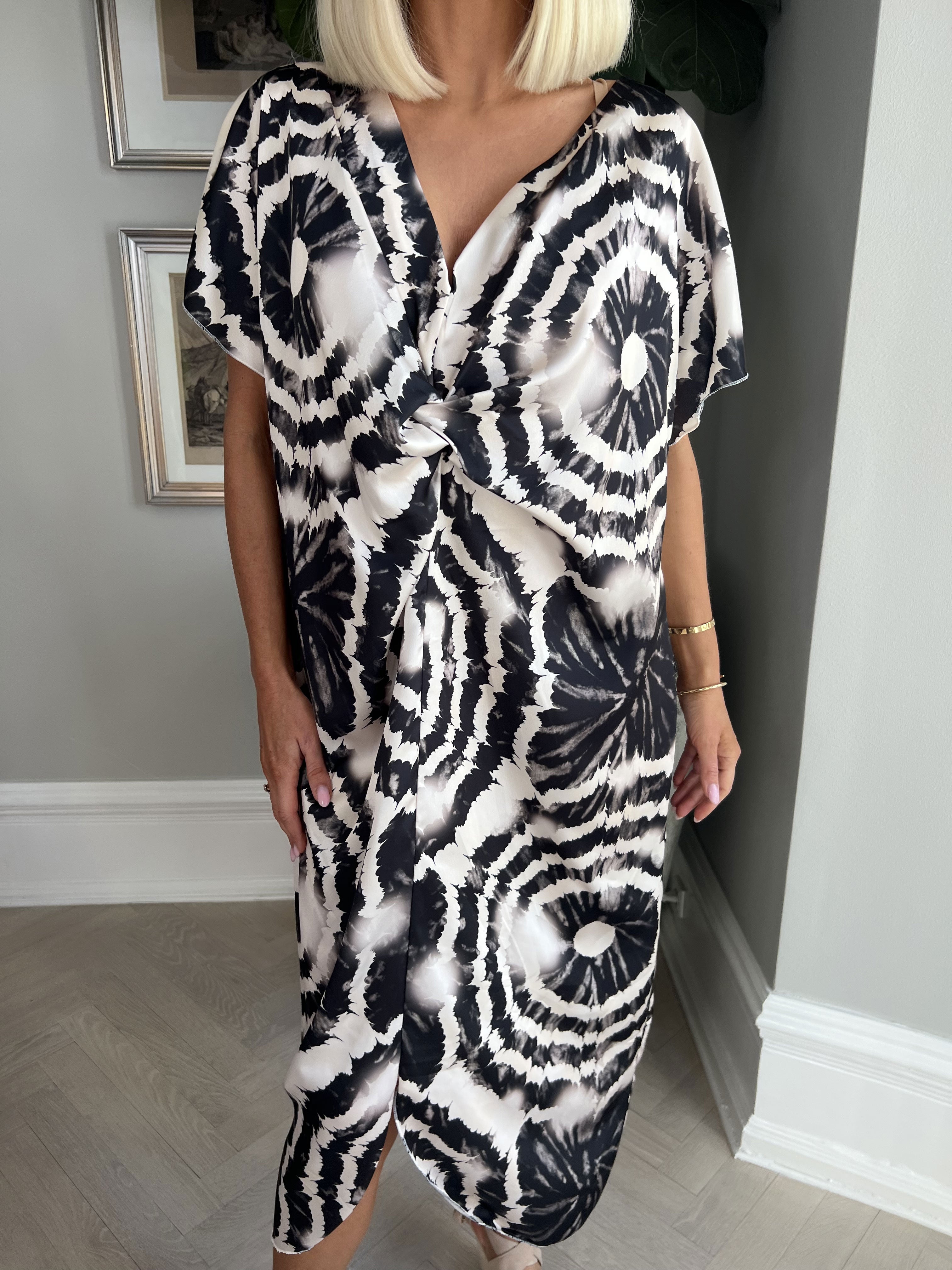 Juno Batik - Sød kjole i batikmønster med knude ved brystet