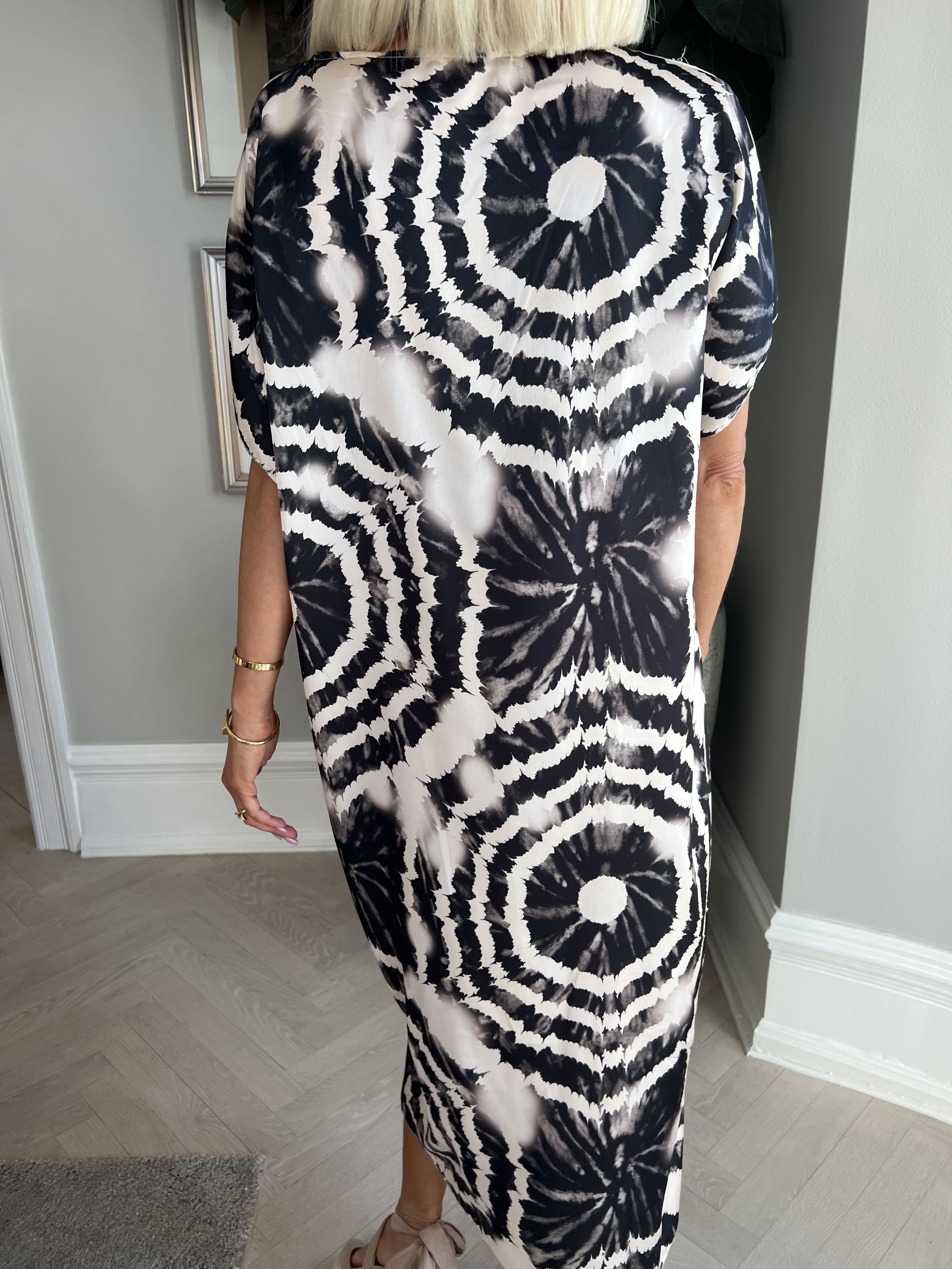 Juno Batik - Sød kjole i batikmønster med knude ved brystet