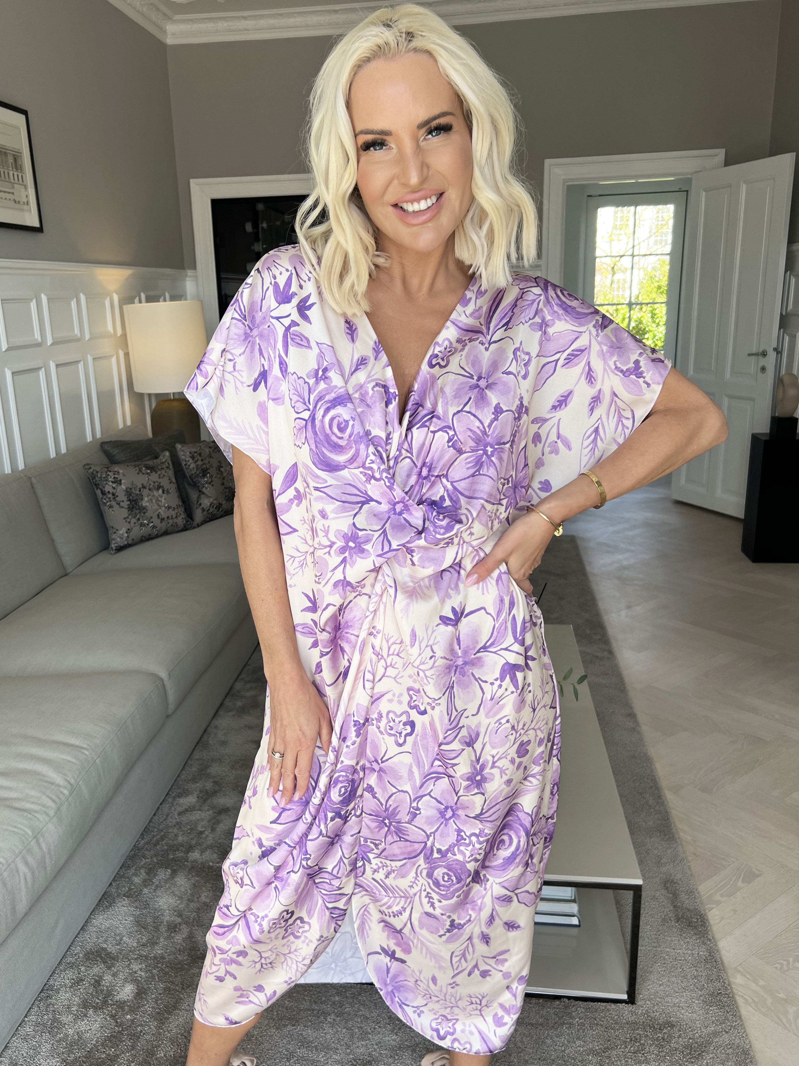 Juno Flower - Sød kjole i silkelook med blomsterprint