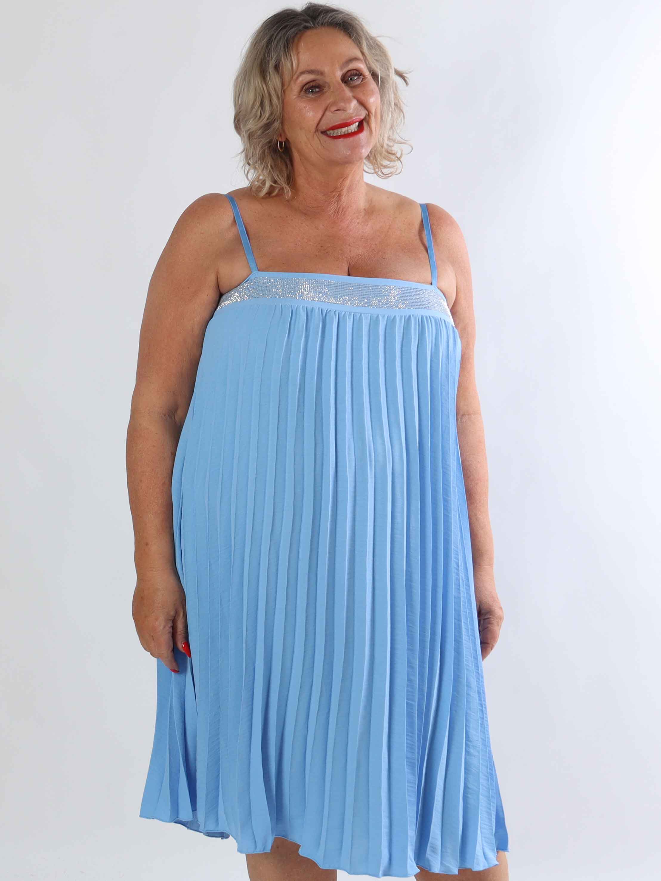 Kailani - Plisseret plus size stropkjole i viskose med fine similisten