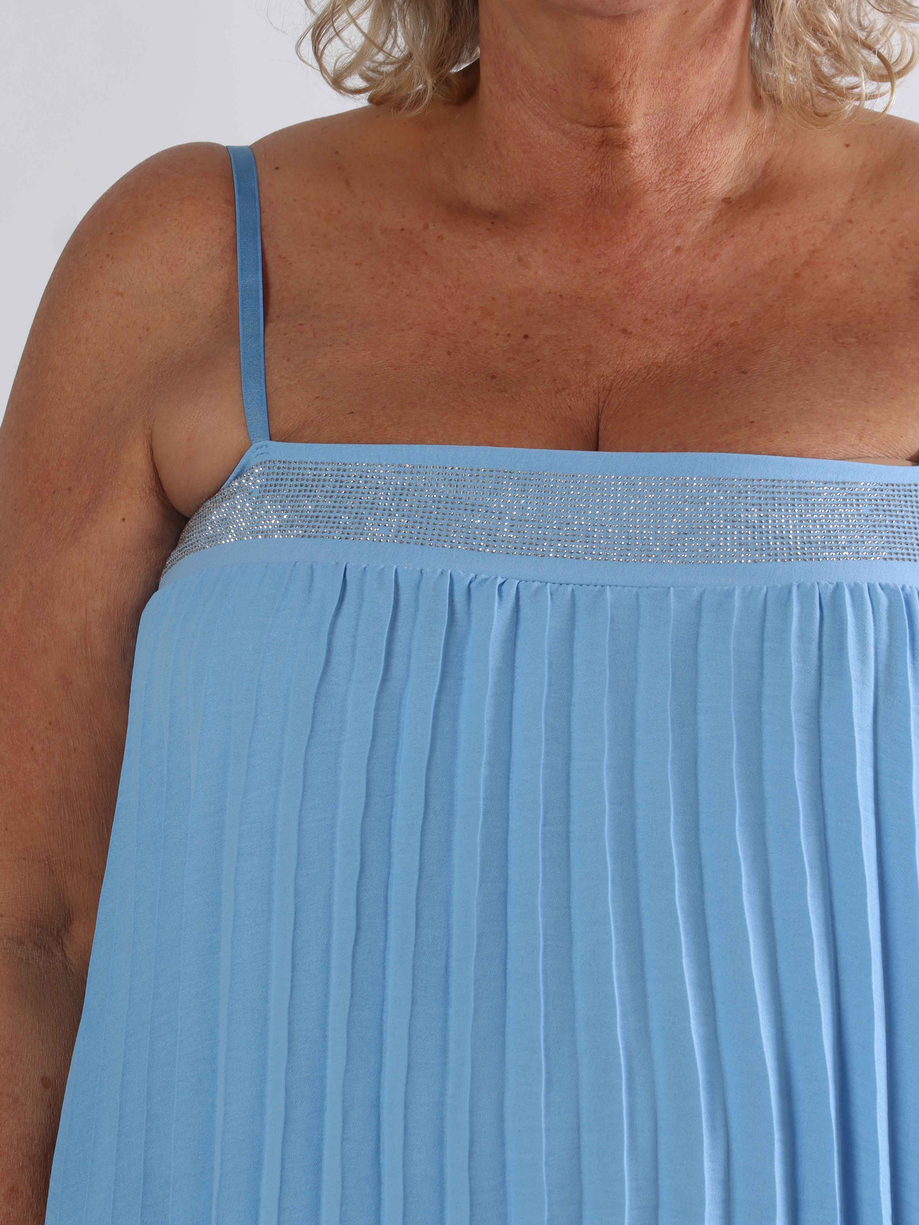 Kailani - Plisseret plus size stropkjole i viskose med fine similisten