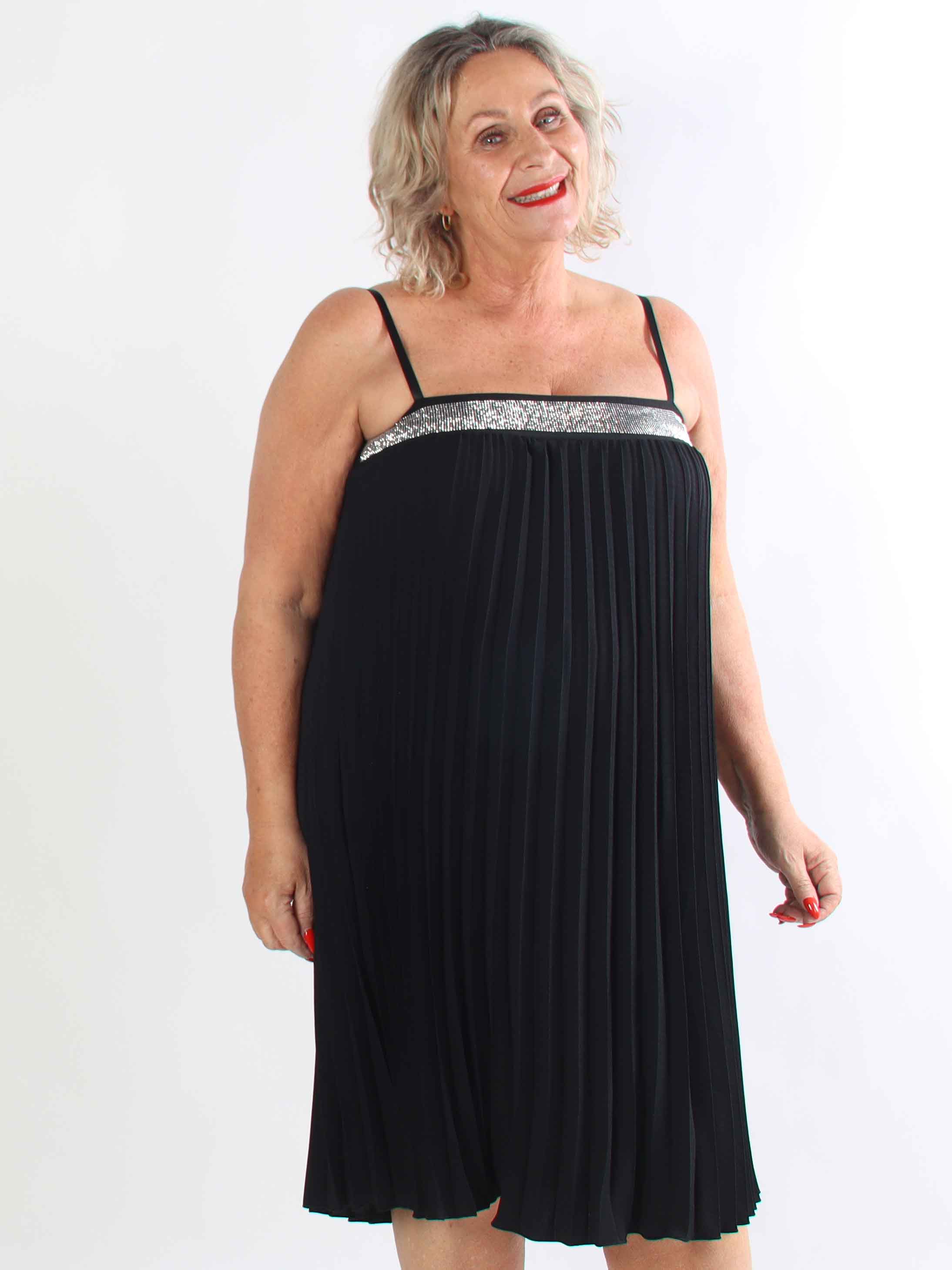 Kailani - Plisseret plus size stropkjole i viskose med fine similisten