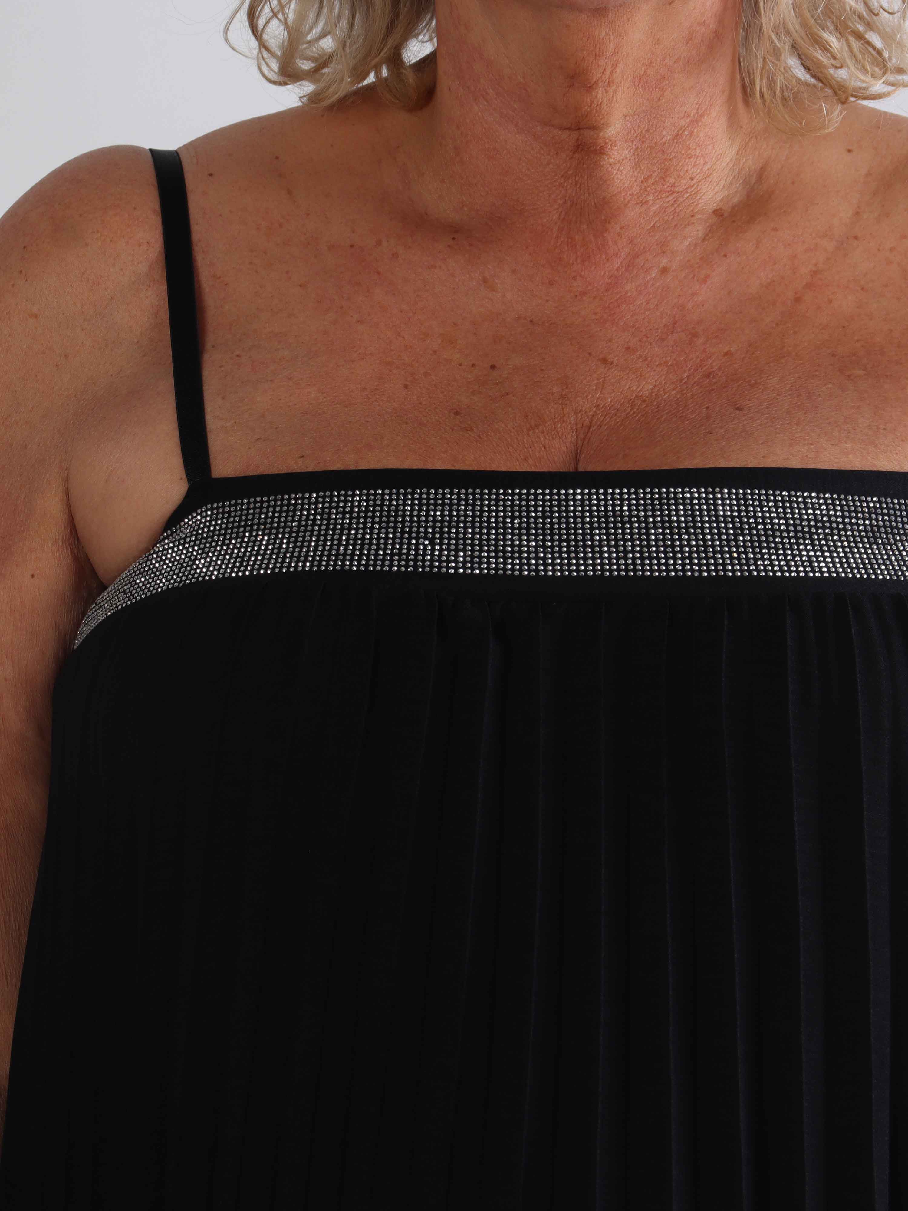 Kailani - Plisseret plus size stropkjole i viskose med fine similisten