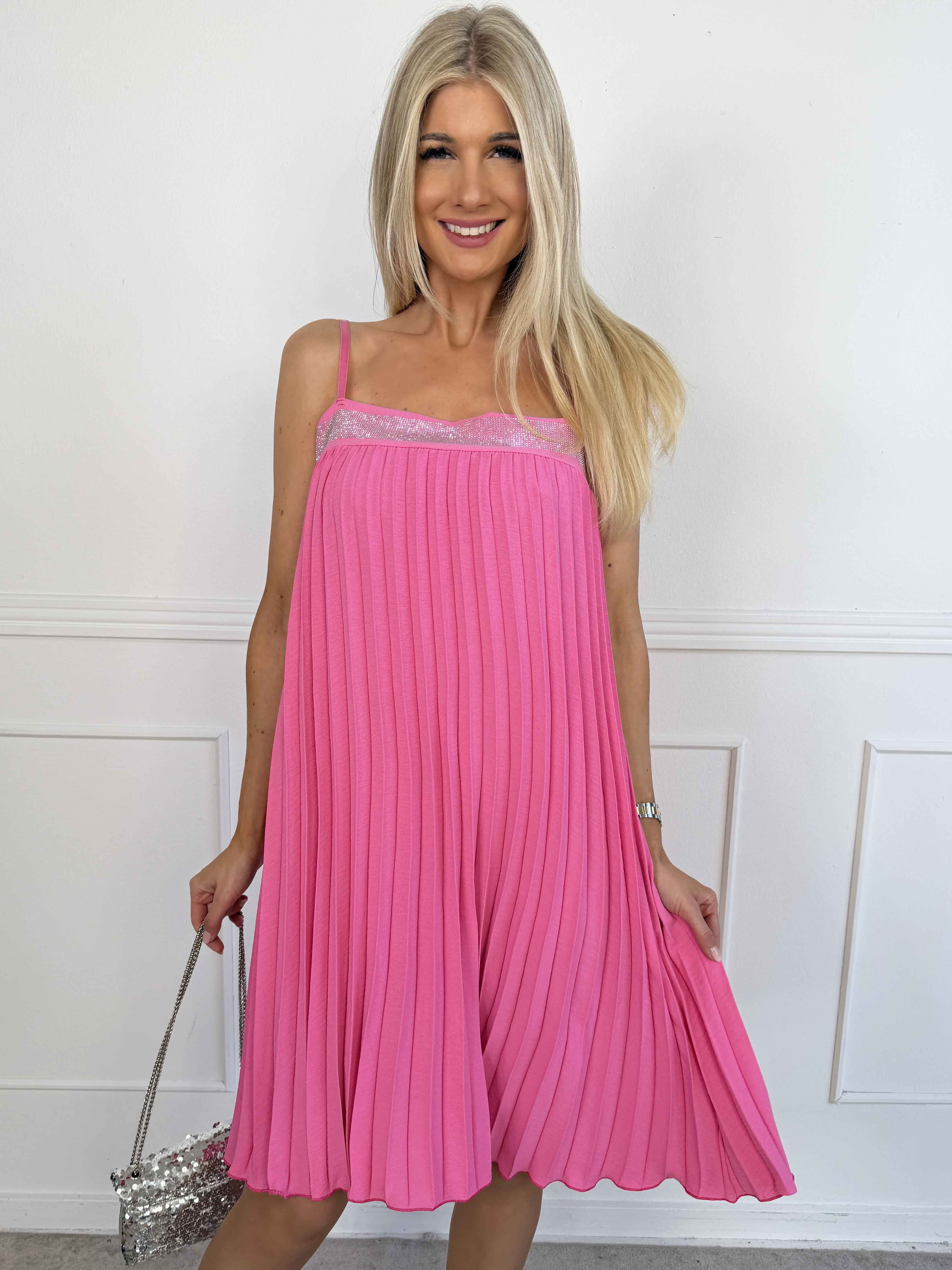 Kailani - Plisseret stropkjole i viskose med fine similisten