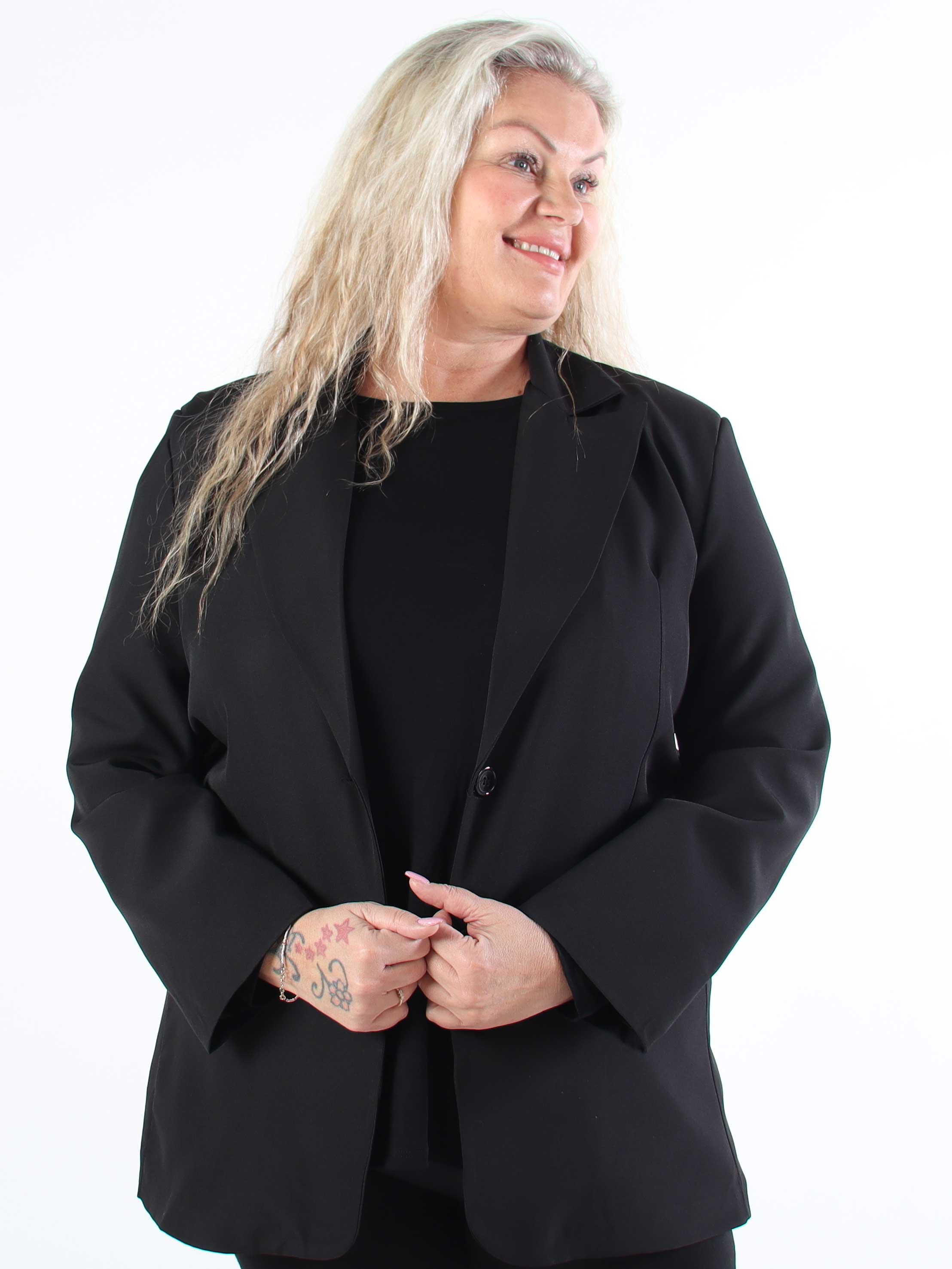 Kaisa - Farvet stilren blazer med knapper