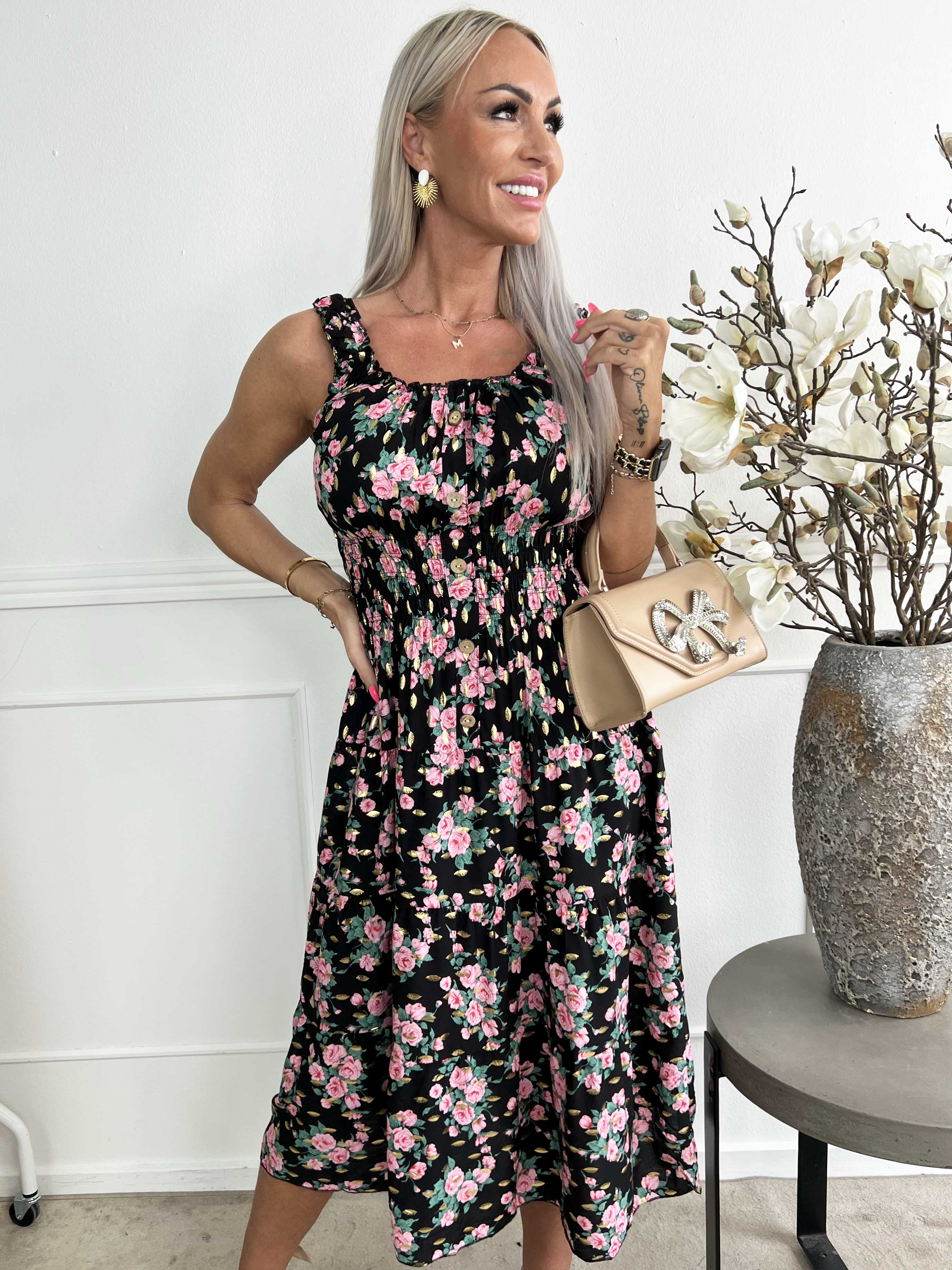 Kajsa - Sød stropkjole i viskose med rosemotiver og smock