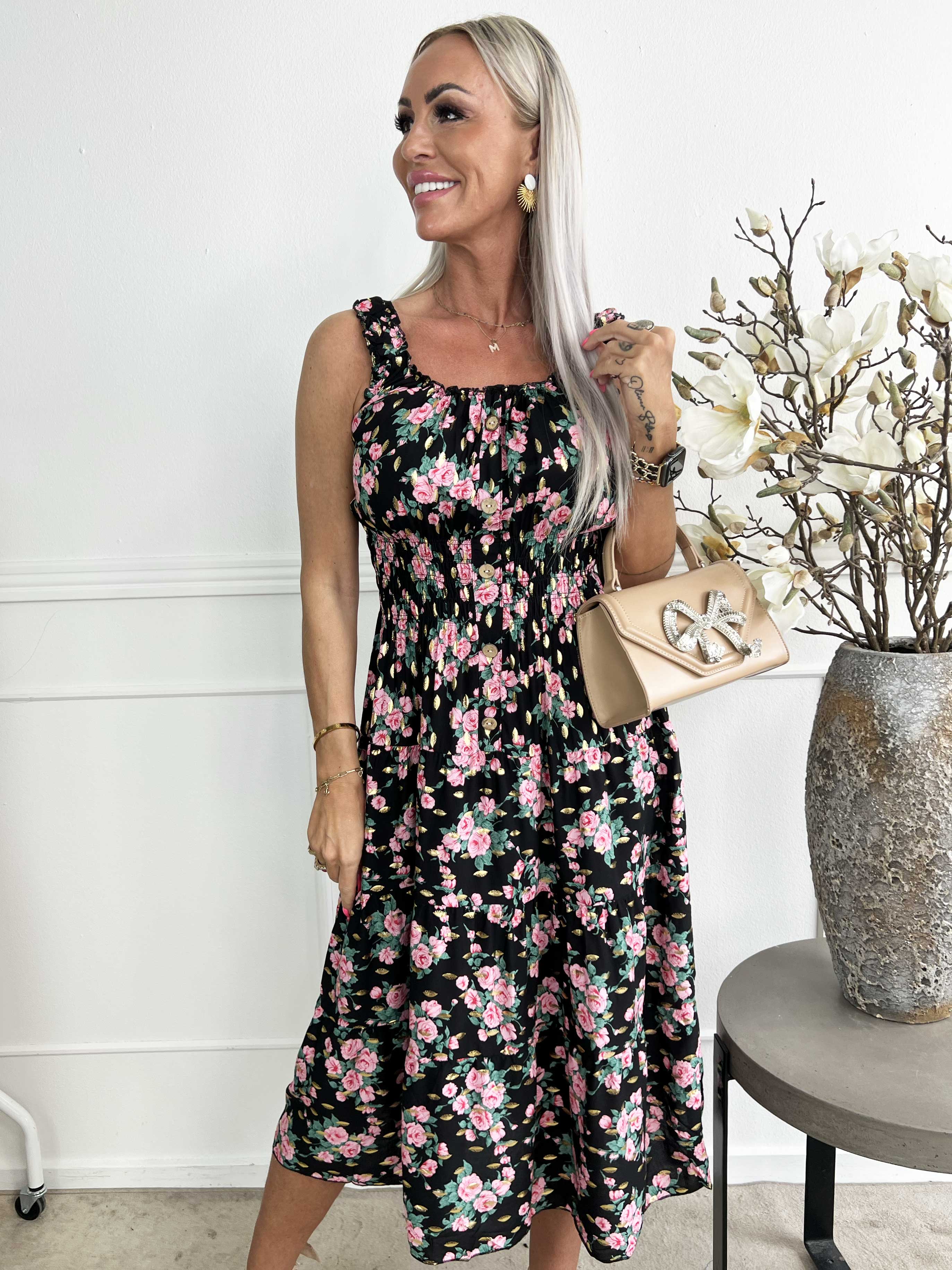 Kajsa - Sød stropkjole i viskose med rosemotiver og smock