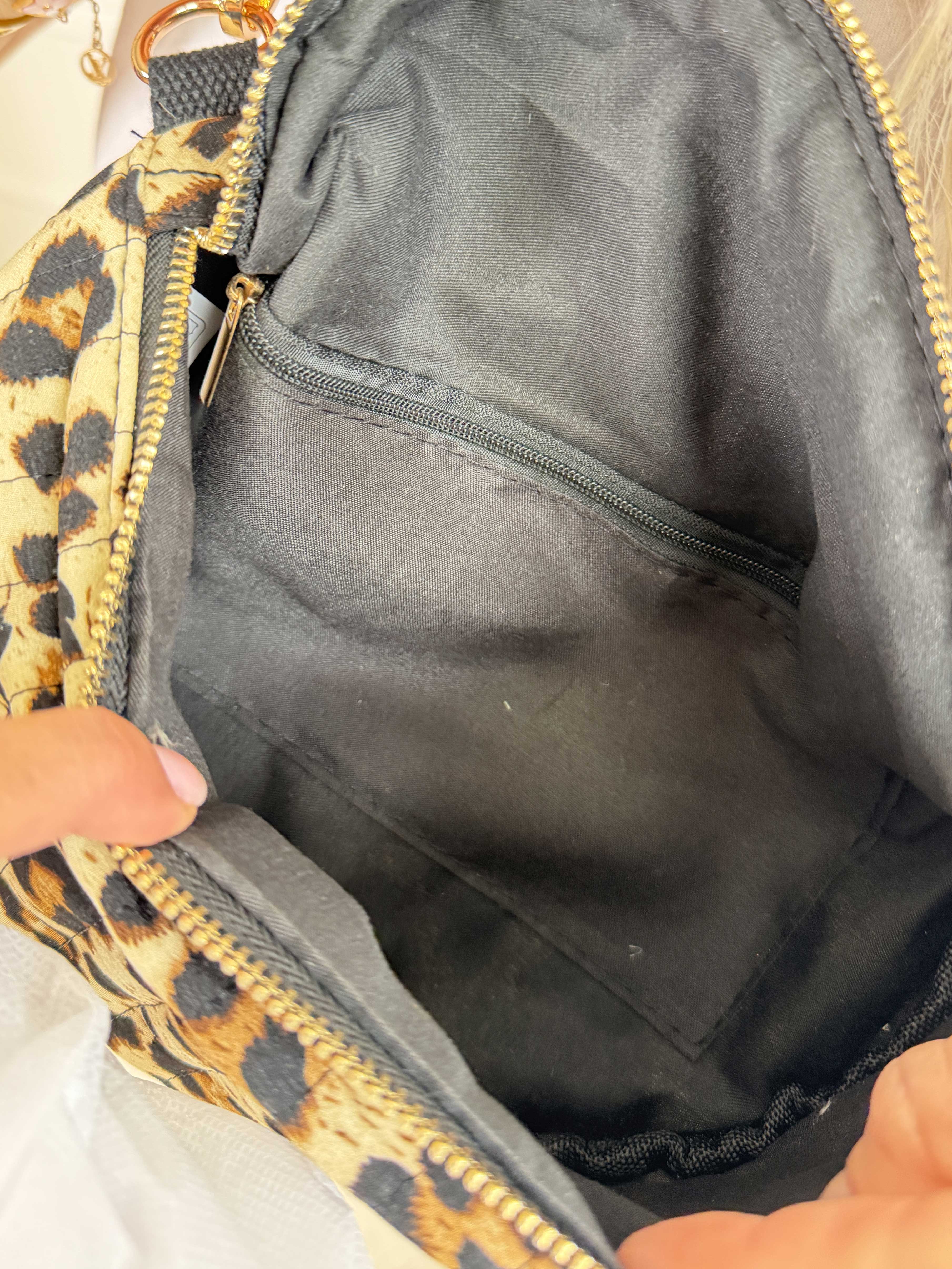 Kalani - Sød og rummelig bæltetaske i leopardprint