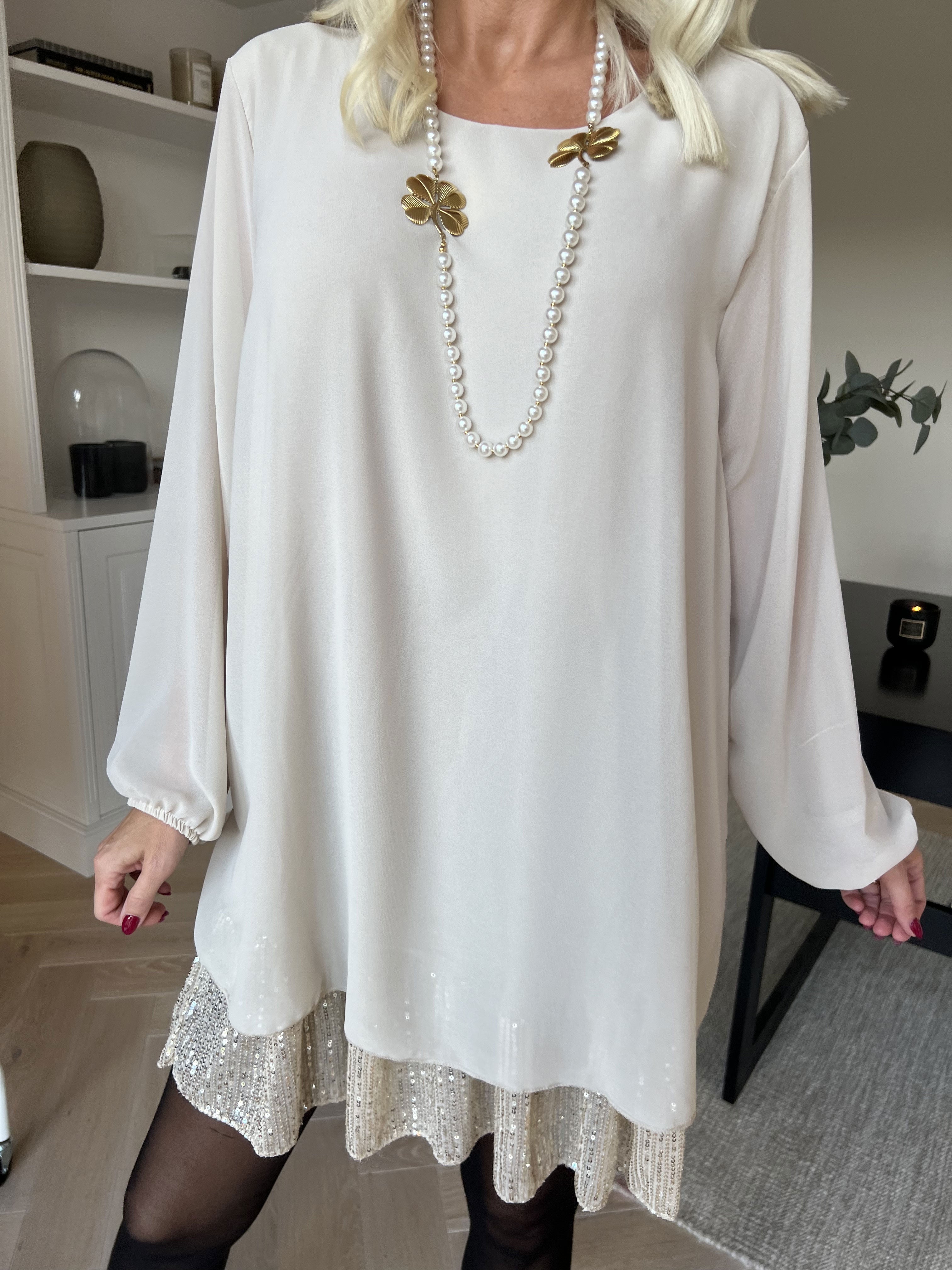 Kamilla - Festklar tunikakjole med chiffonlag og pailletter