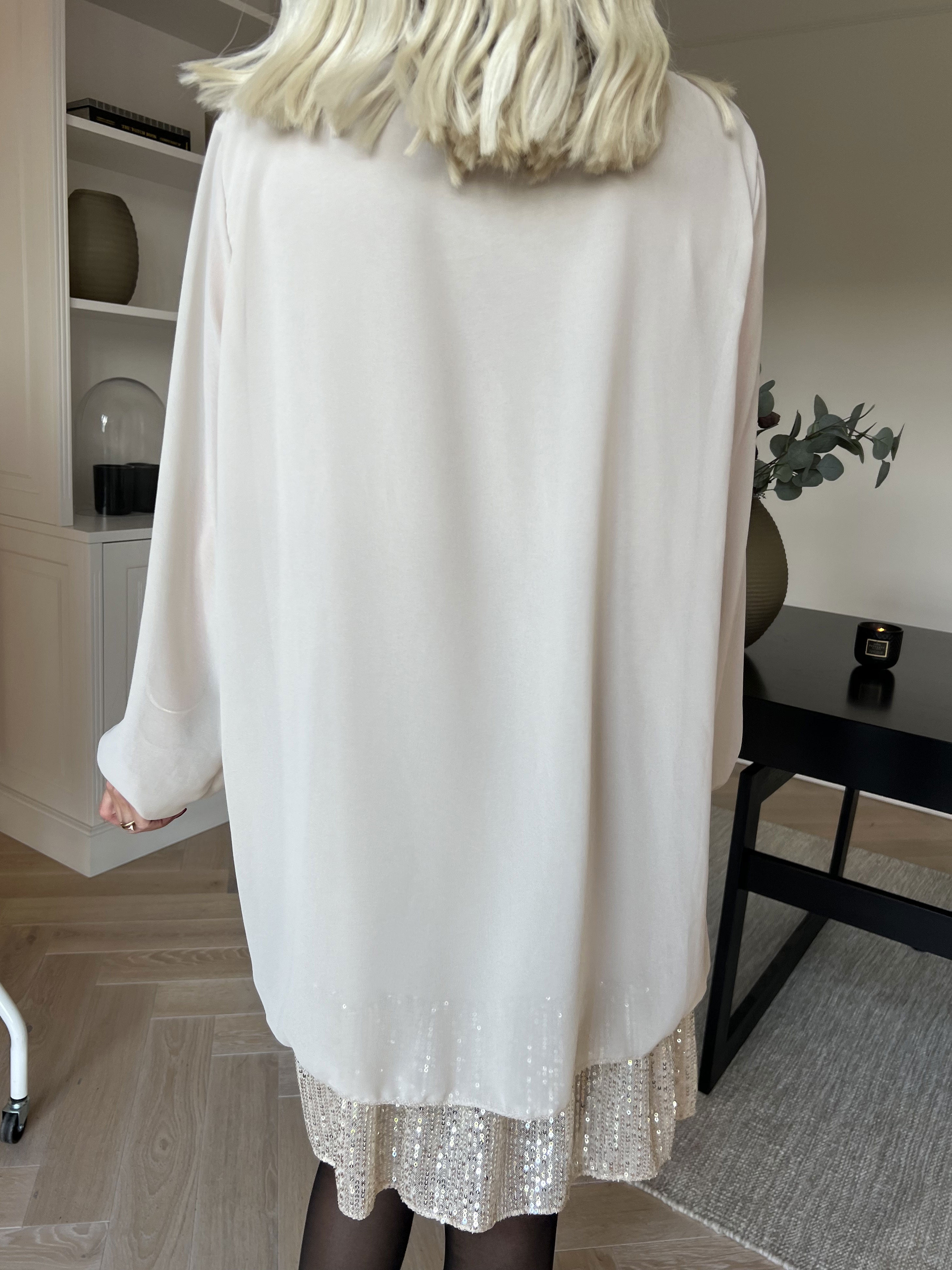 Kamilla - Festklar tunikakjole med chiffonlag og pailletter