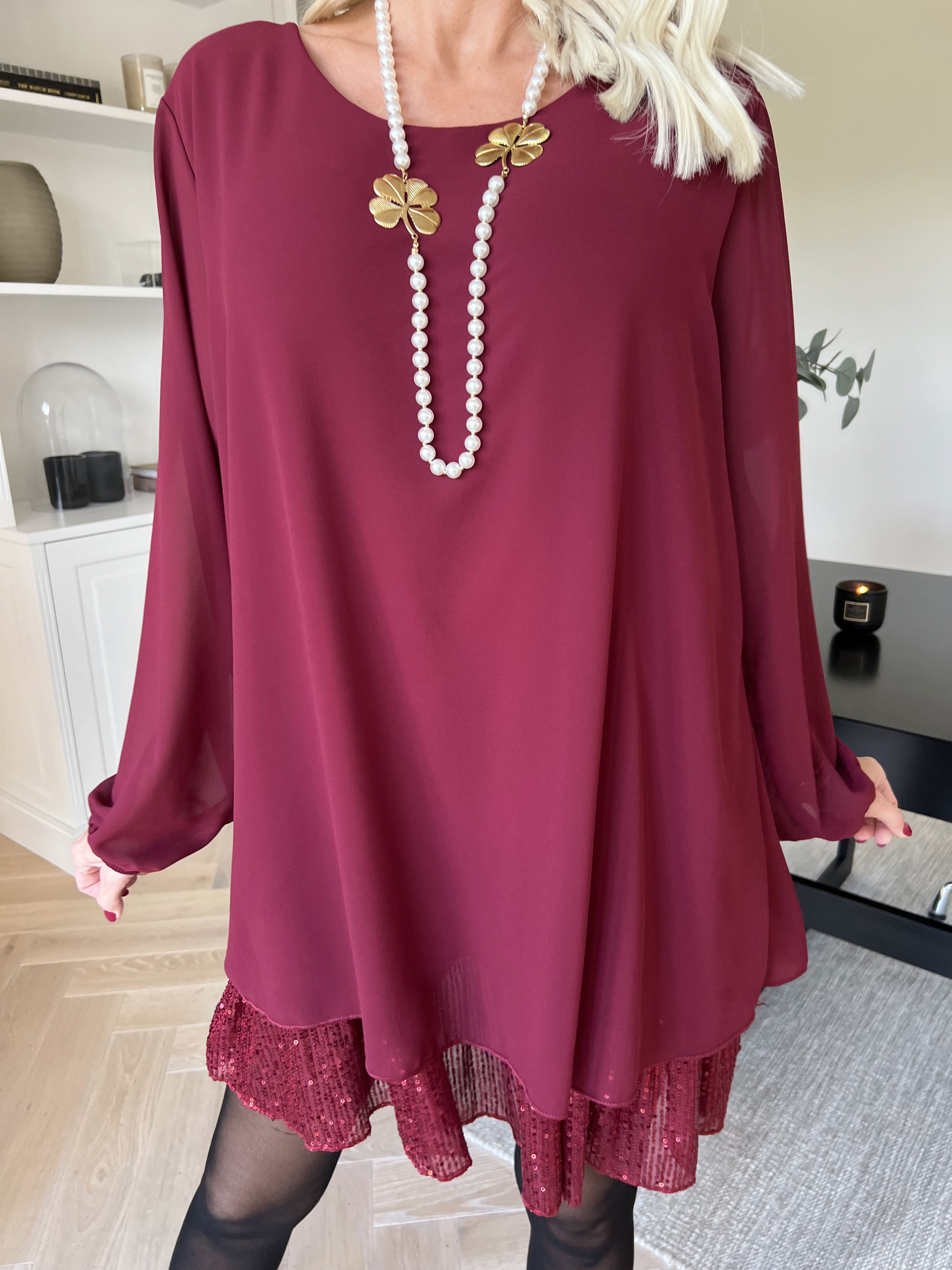 Kamilla - Festklar tunikakjole med chiffonlag og pailletter