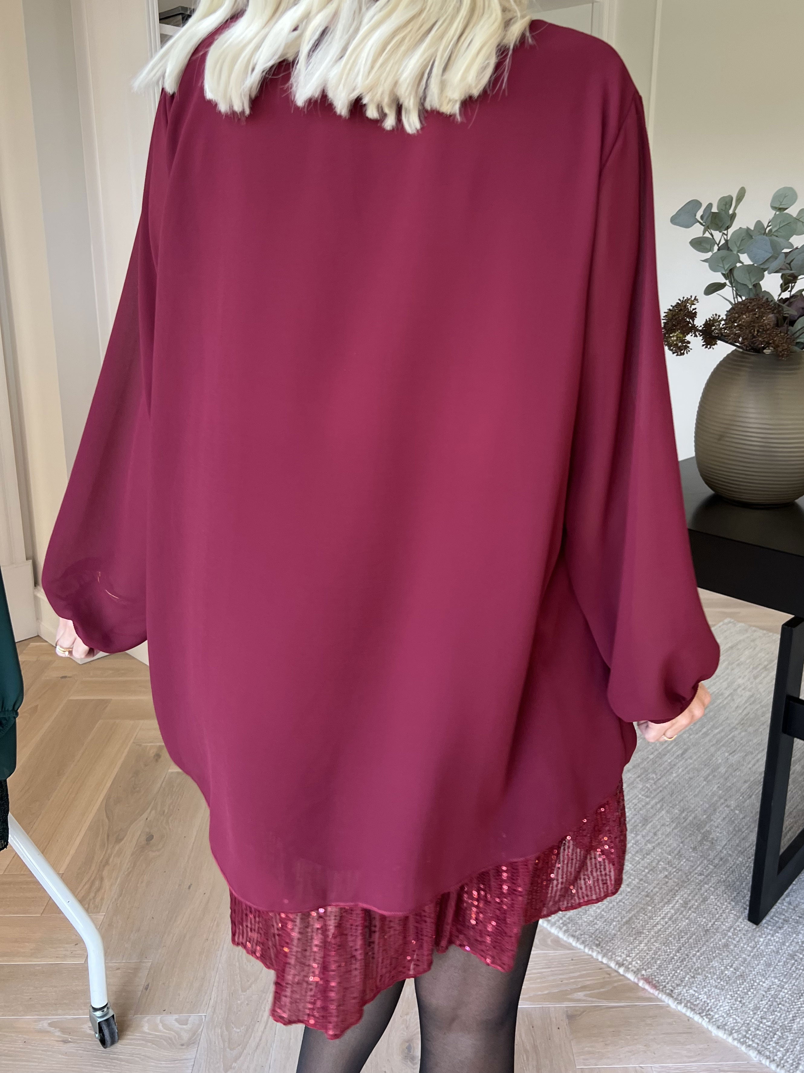 Kamilla - Festklar tunikakjole med chiffonlag og pailletter