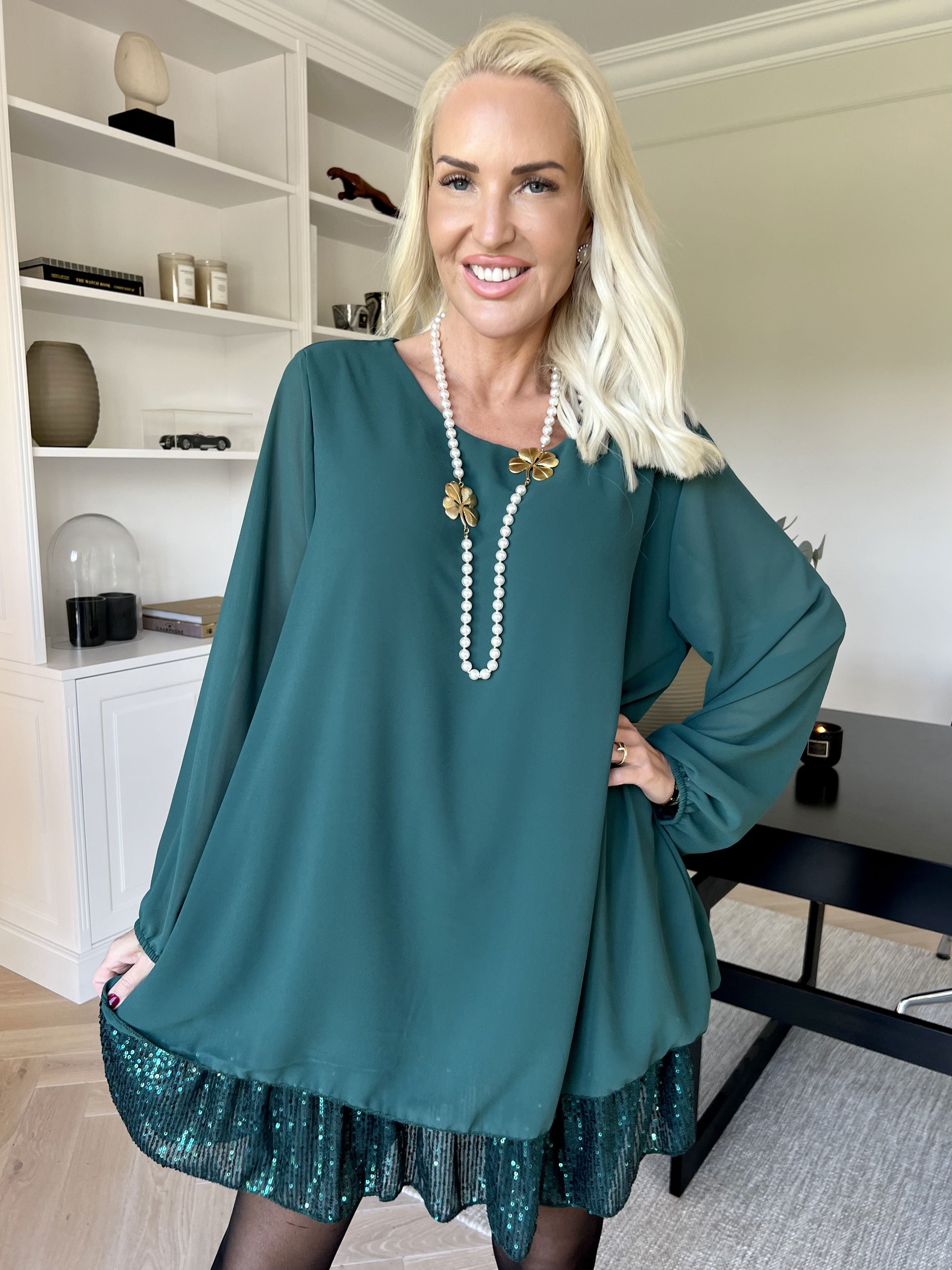 Kamilla - Festklar tunikakjole med chiffonlag og pailletter