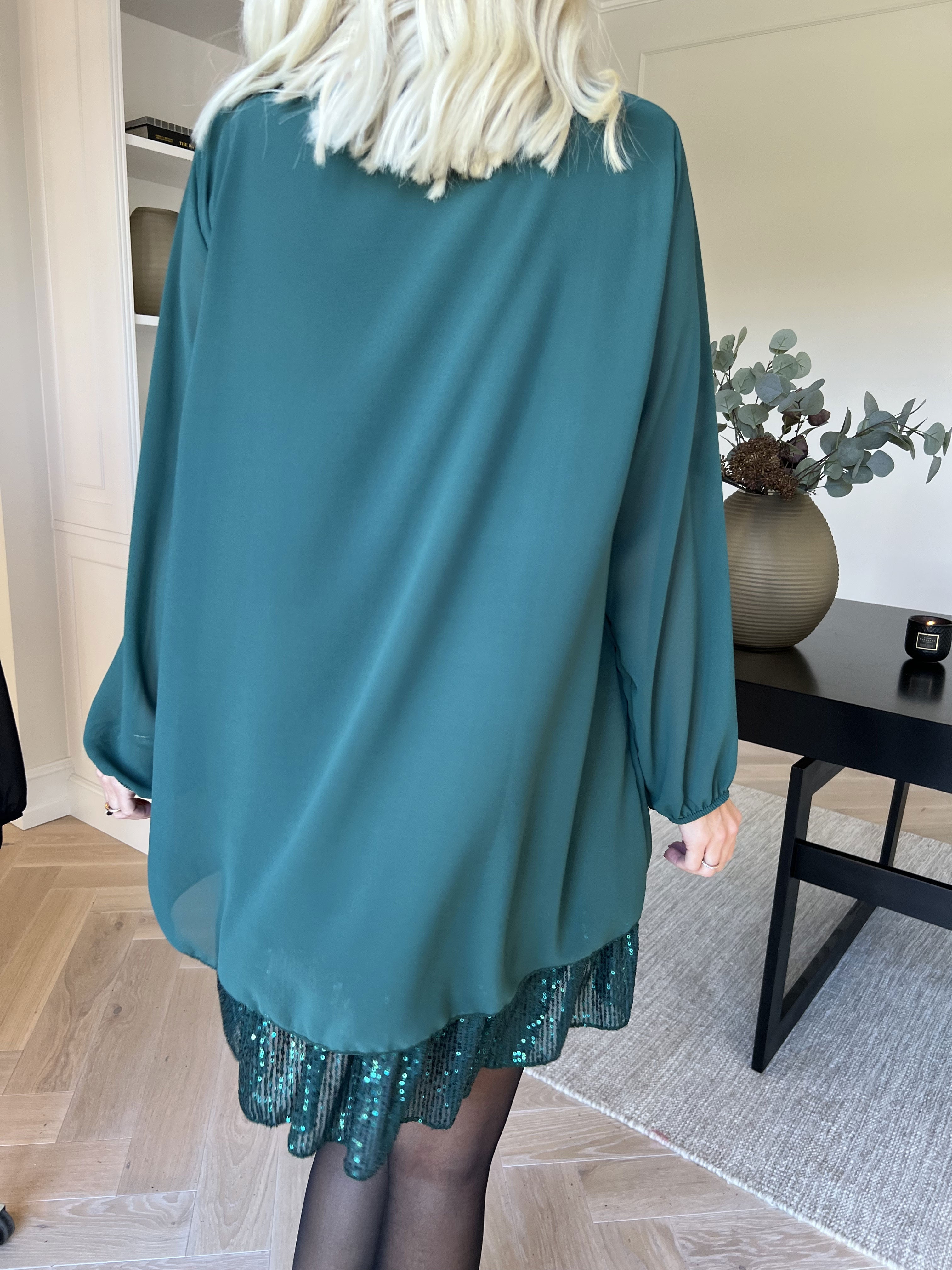 Kamilla - Festklar tunikakjole med chiffonlag og pailletter