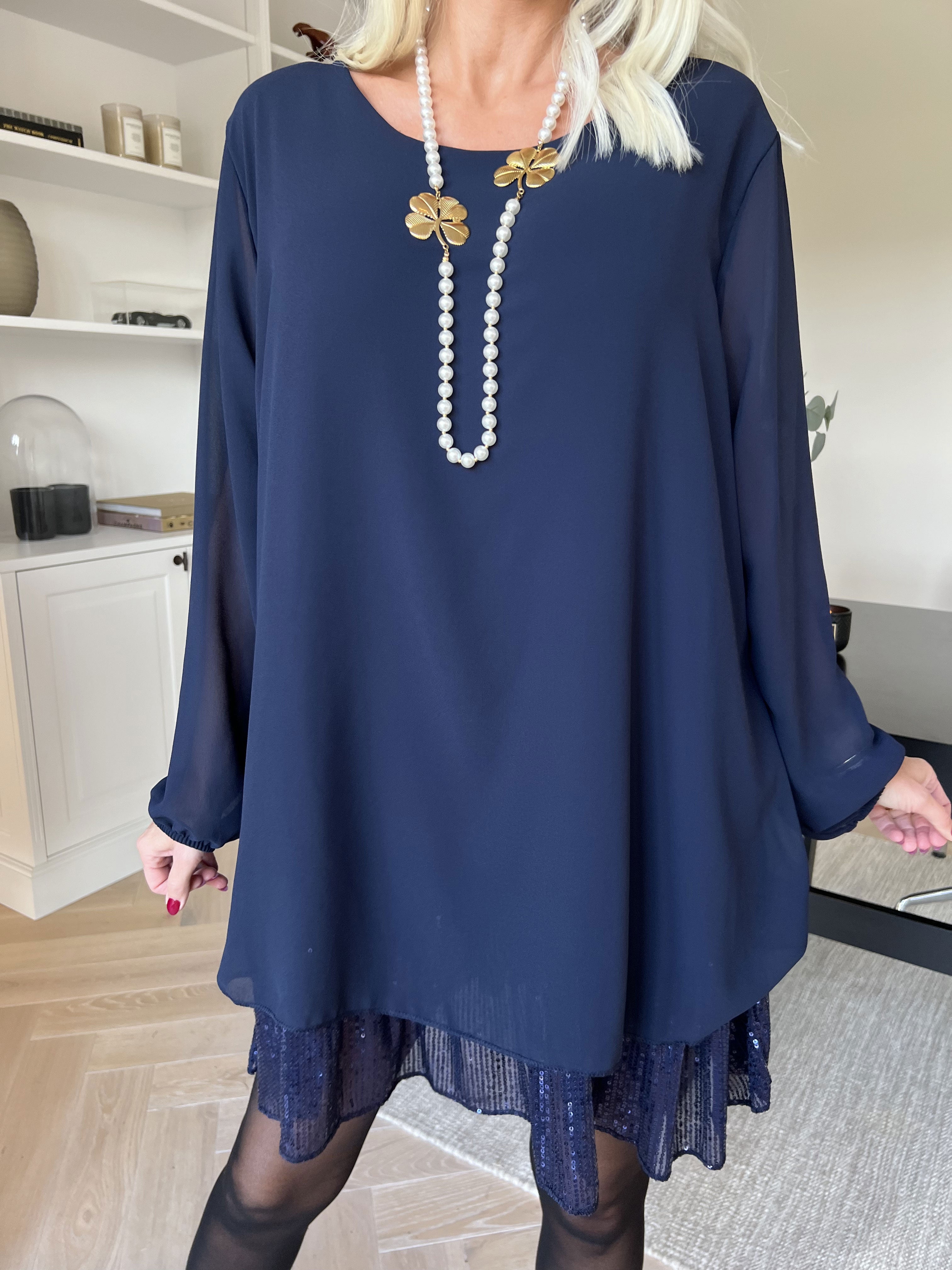 Kamilla - Festklar tunikakjole med chiffonlag og pailletter