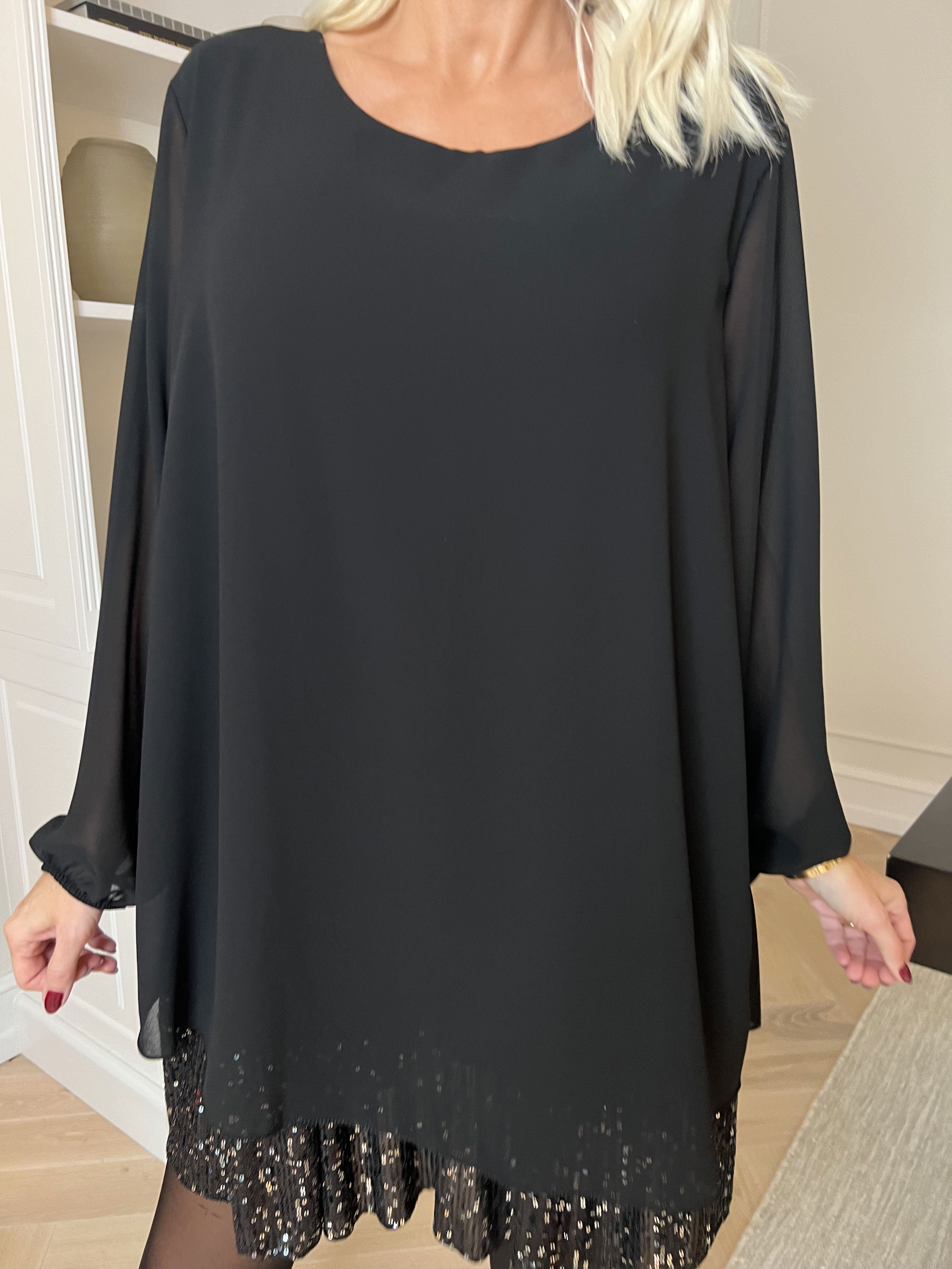 Kamilla - Festklar tunikakjole med chiffonlag og pailletter