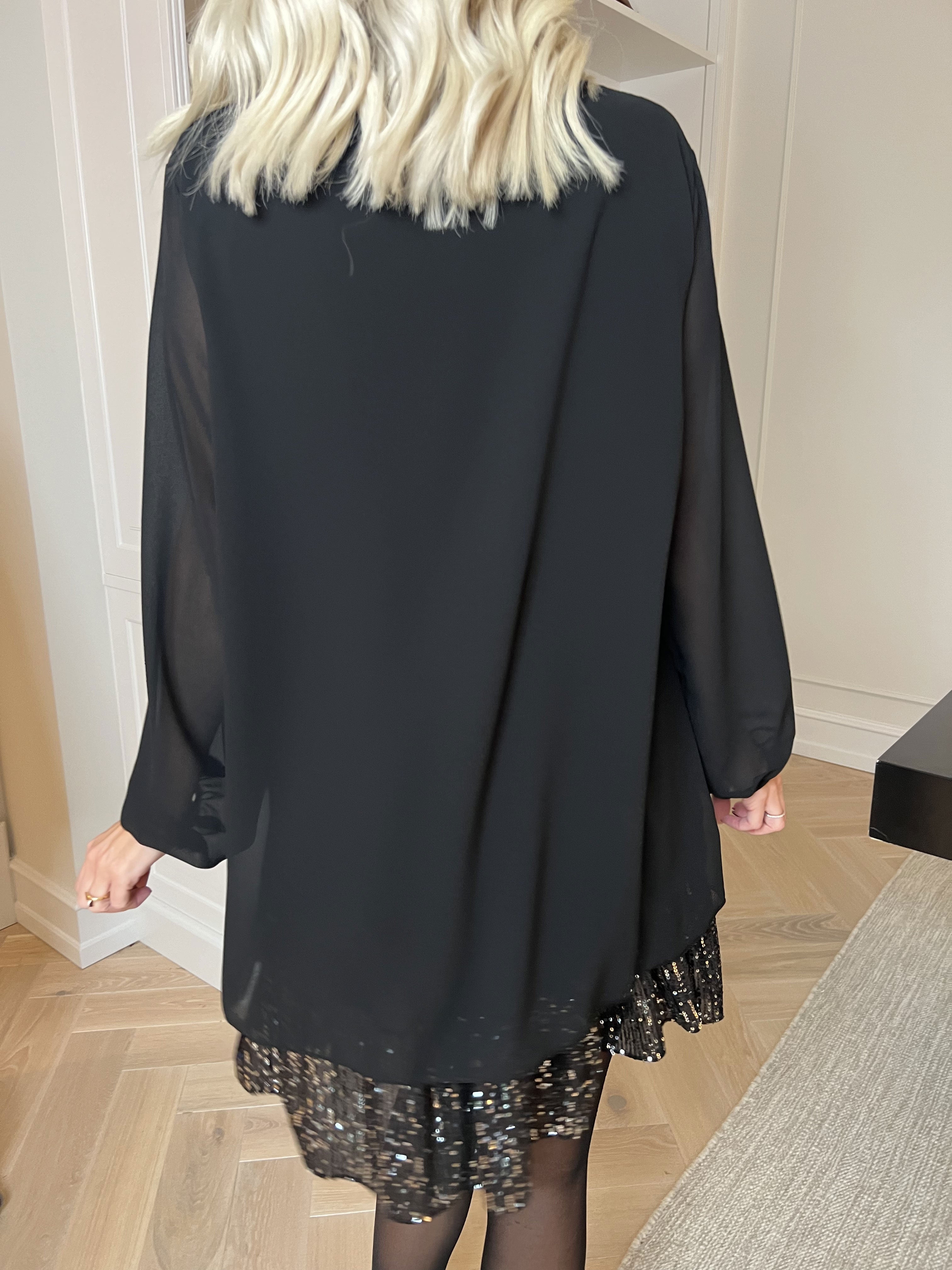 Kamilla - Festklar tunikakjole med chiffonlag og pailletter