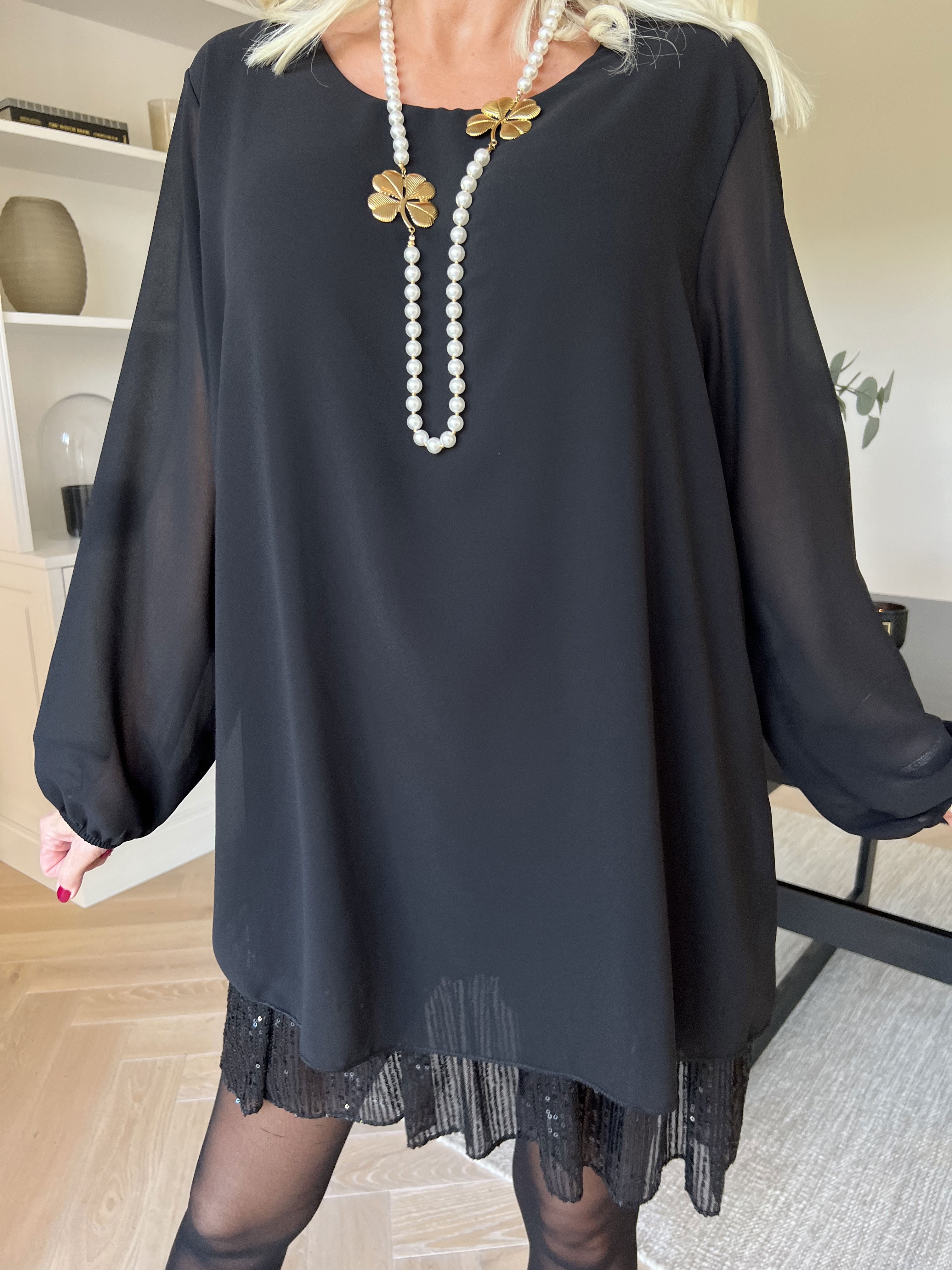 Kamilla - Festklar tunikakjole med chiffonlag og pailletter