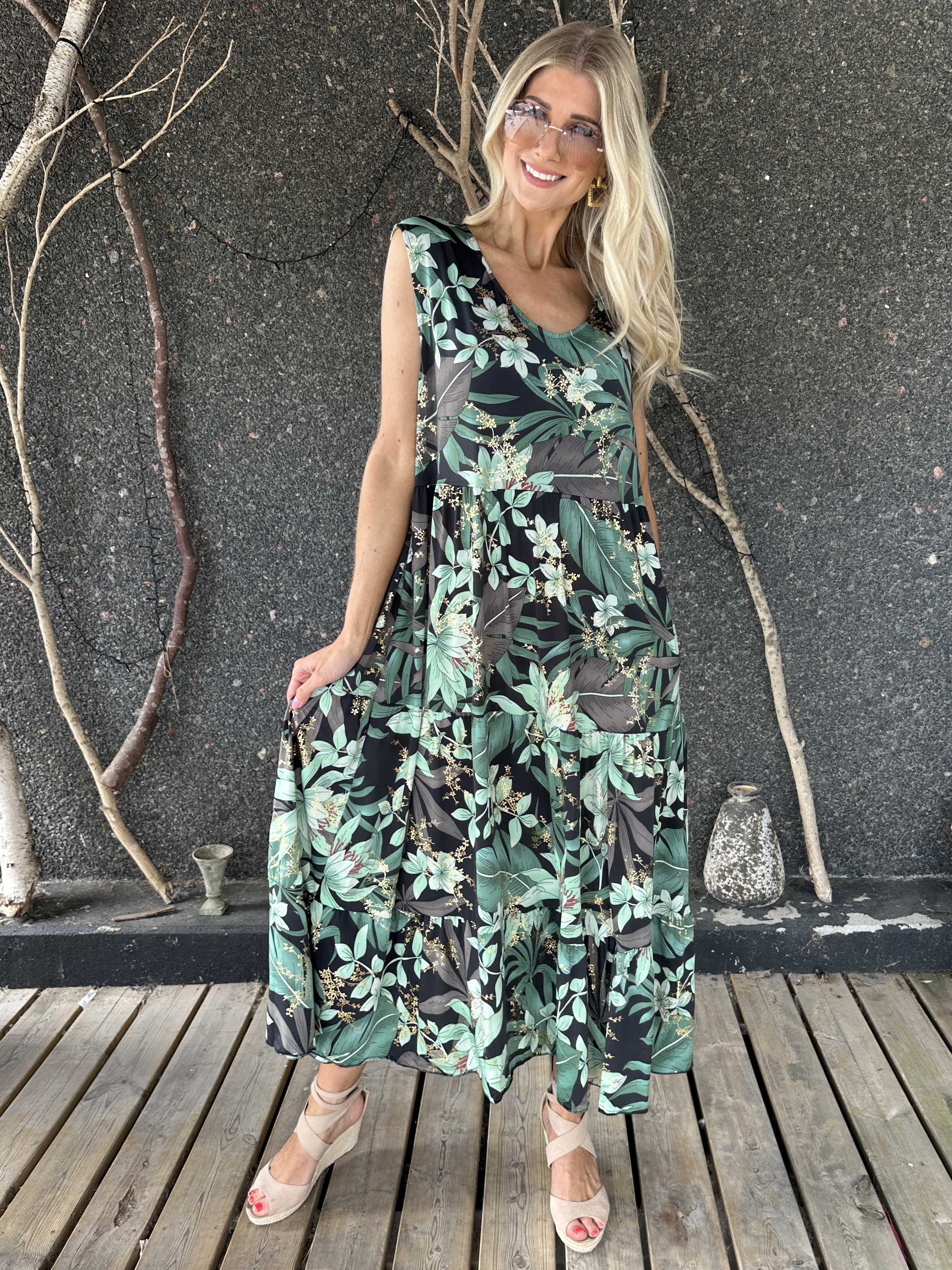 Karini - Lang elastisk blomstret kjole med lag på lag look