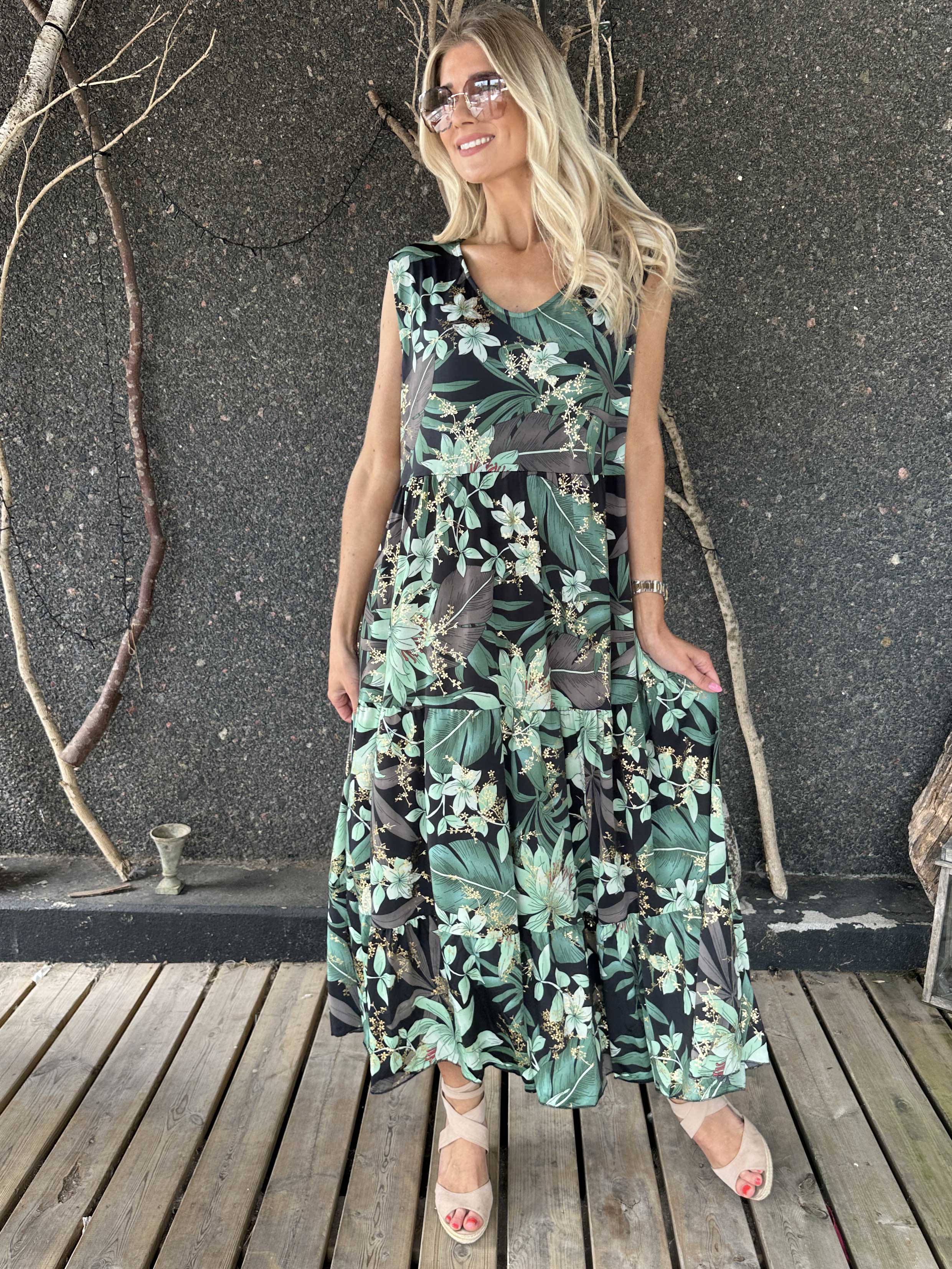 Karini - Lang elastisk blomstret kjole med lag på lag look