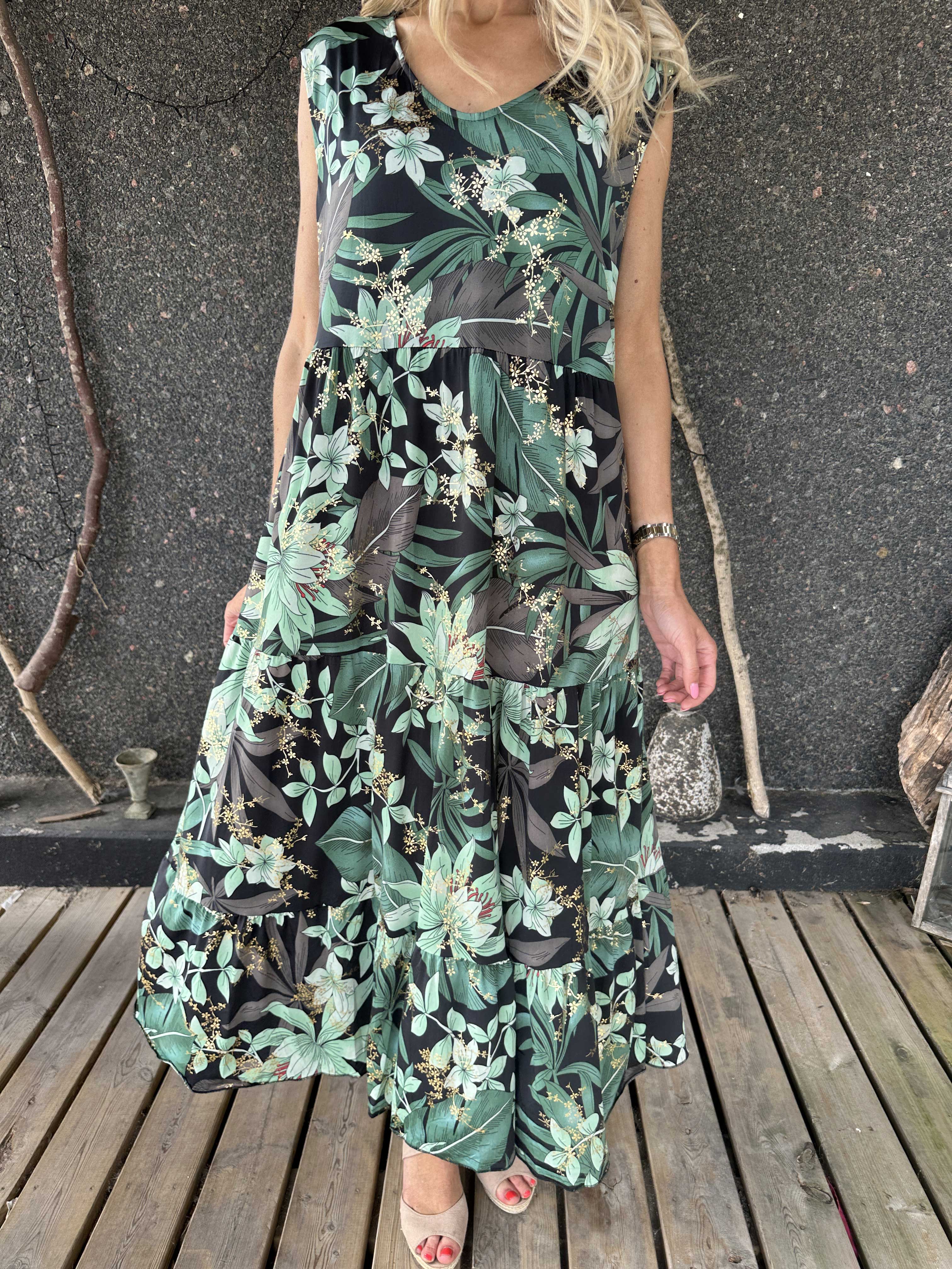 Karini - Lang elastisk blomstret kjole med lag på lag look