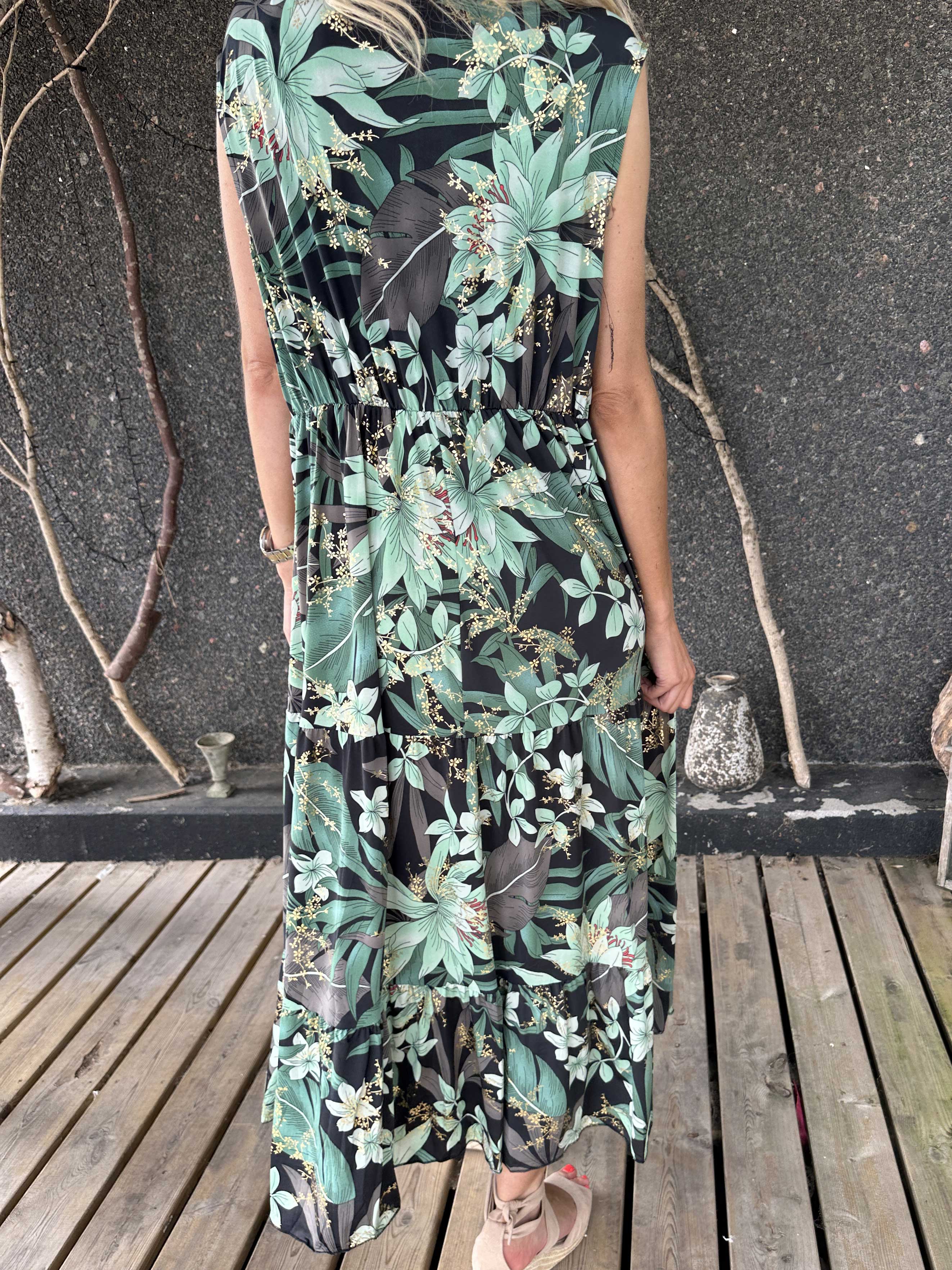 Karini - Lang elastisk blomstret kjole med lag på lag look