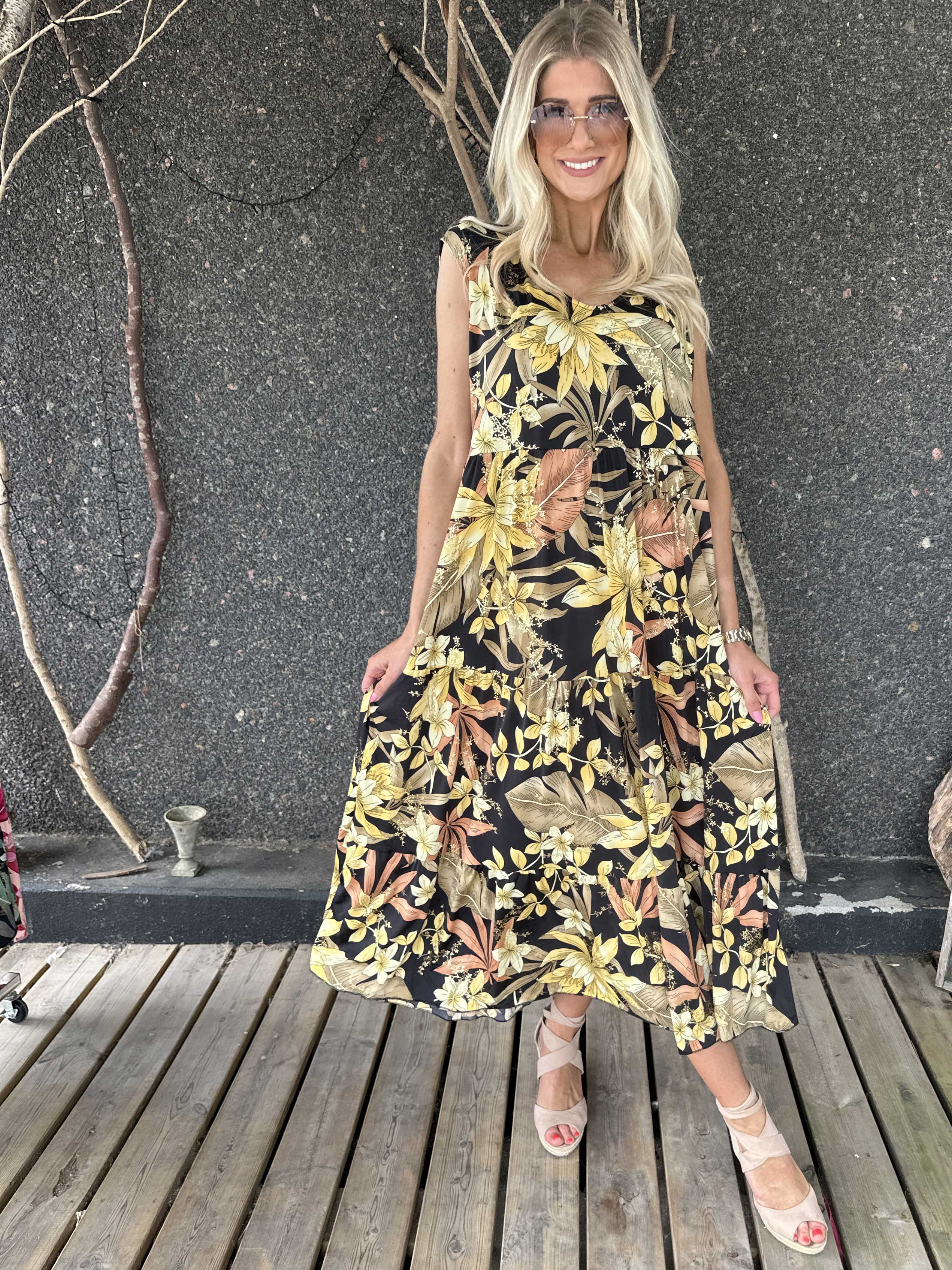 Karini - Lang elastisk blomstret kjole med lag på lag look