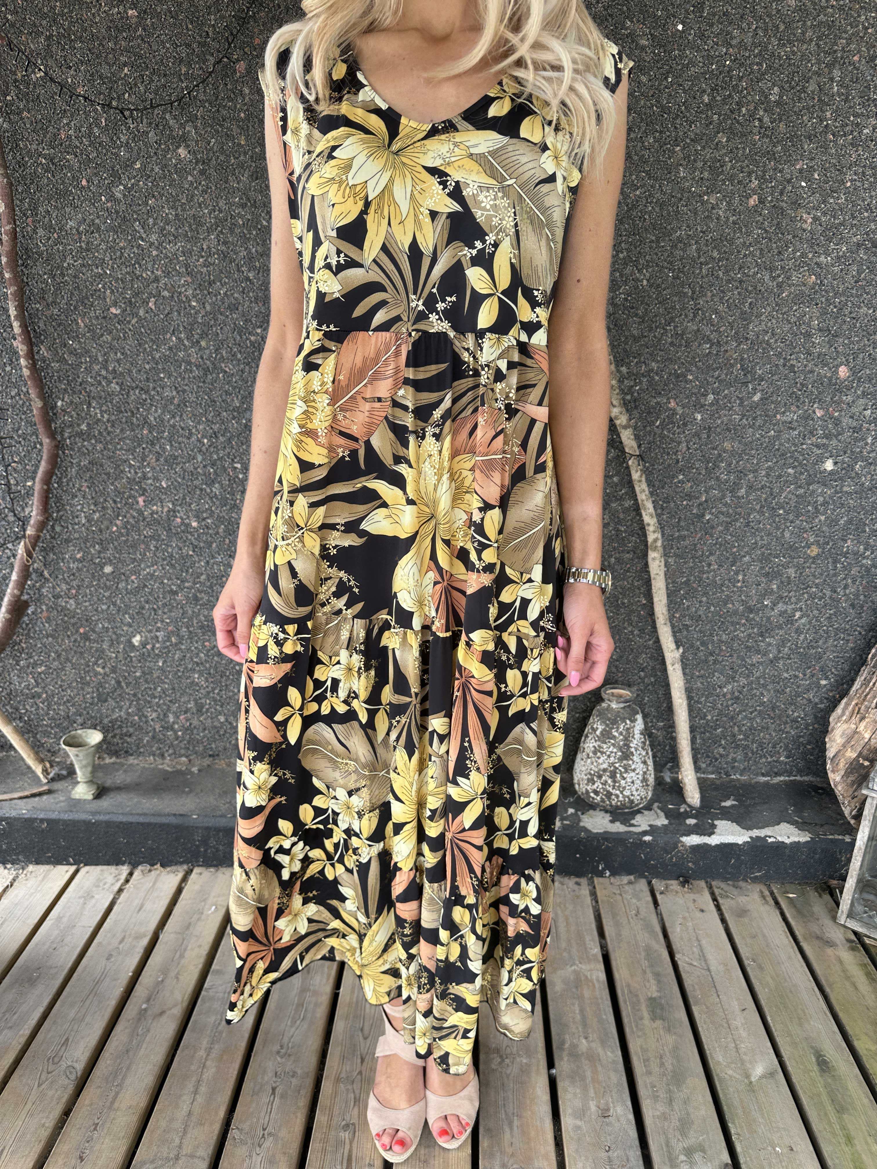 Karini - Lang elastisk blomstret kjole med lag på lag look