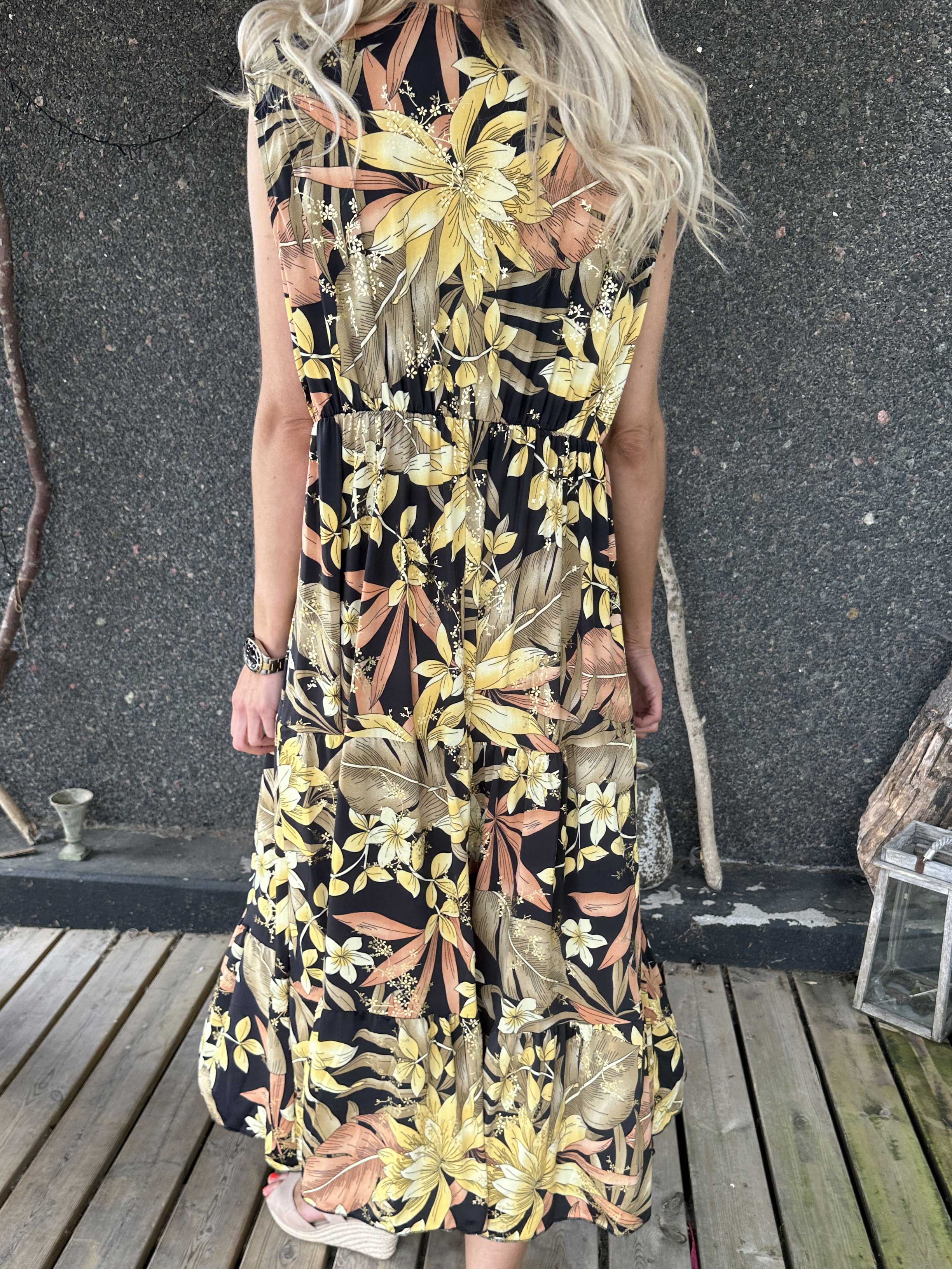 Karini - Lang elastisk blomstret kjole med lag på lag look