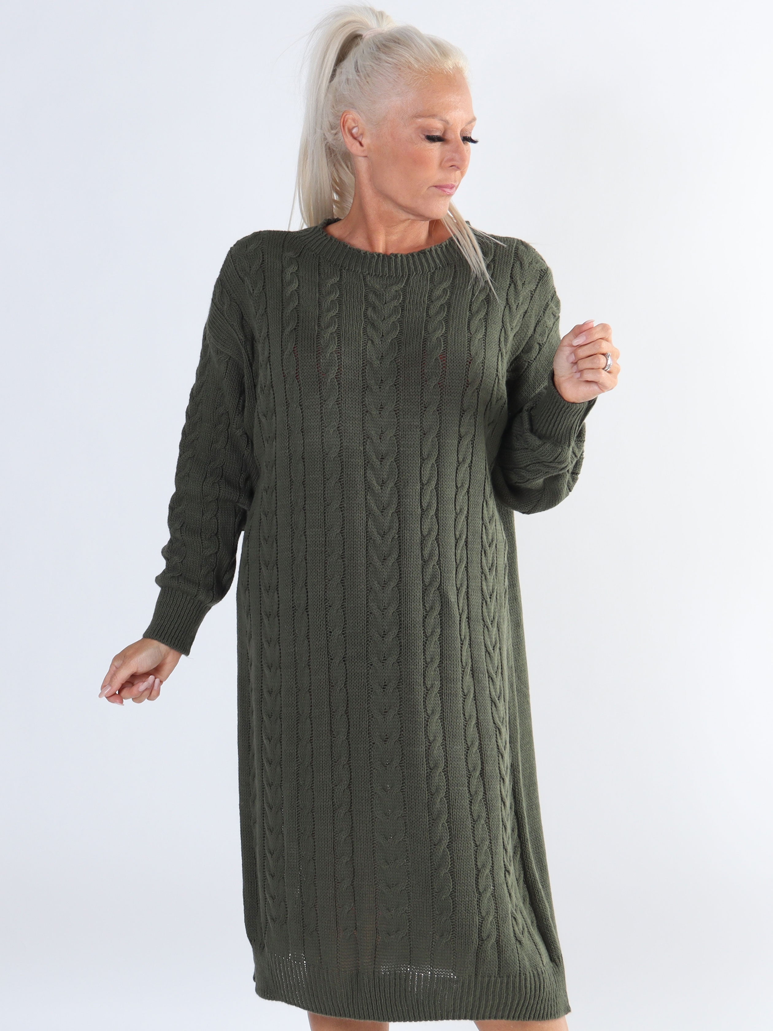 Karolina - Lang plus size kjole med kabelstrik