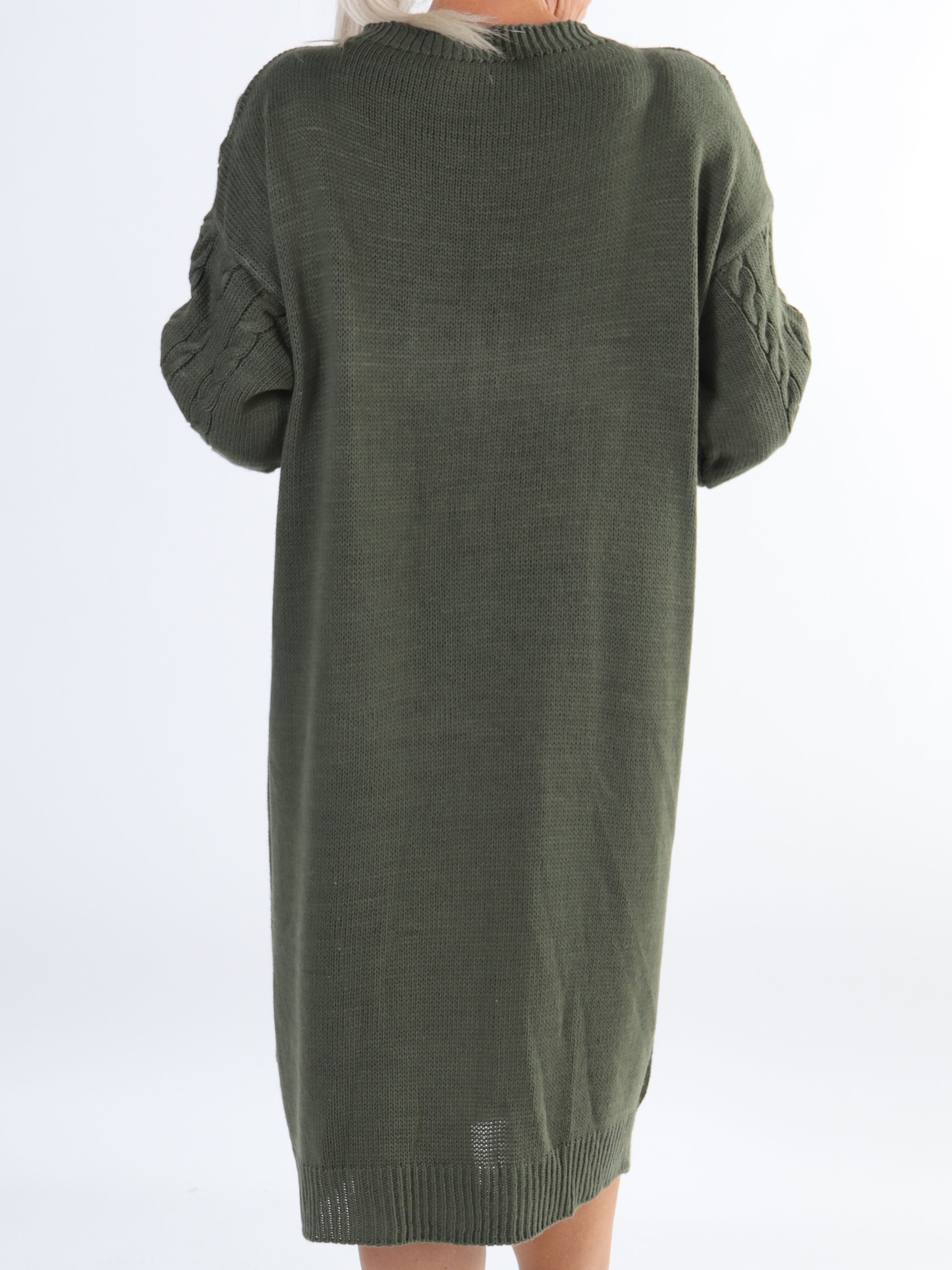 Karolina - Lang plus size kjole med kabelstrik