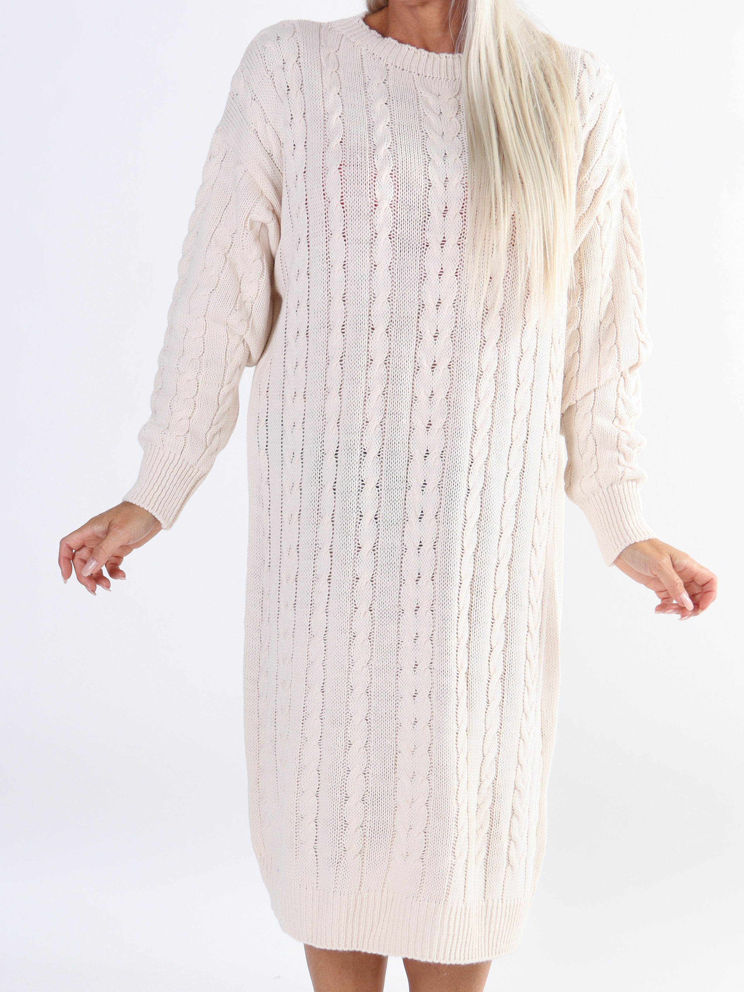 Karolina - Lang plus size kjole med kabelstrik