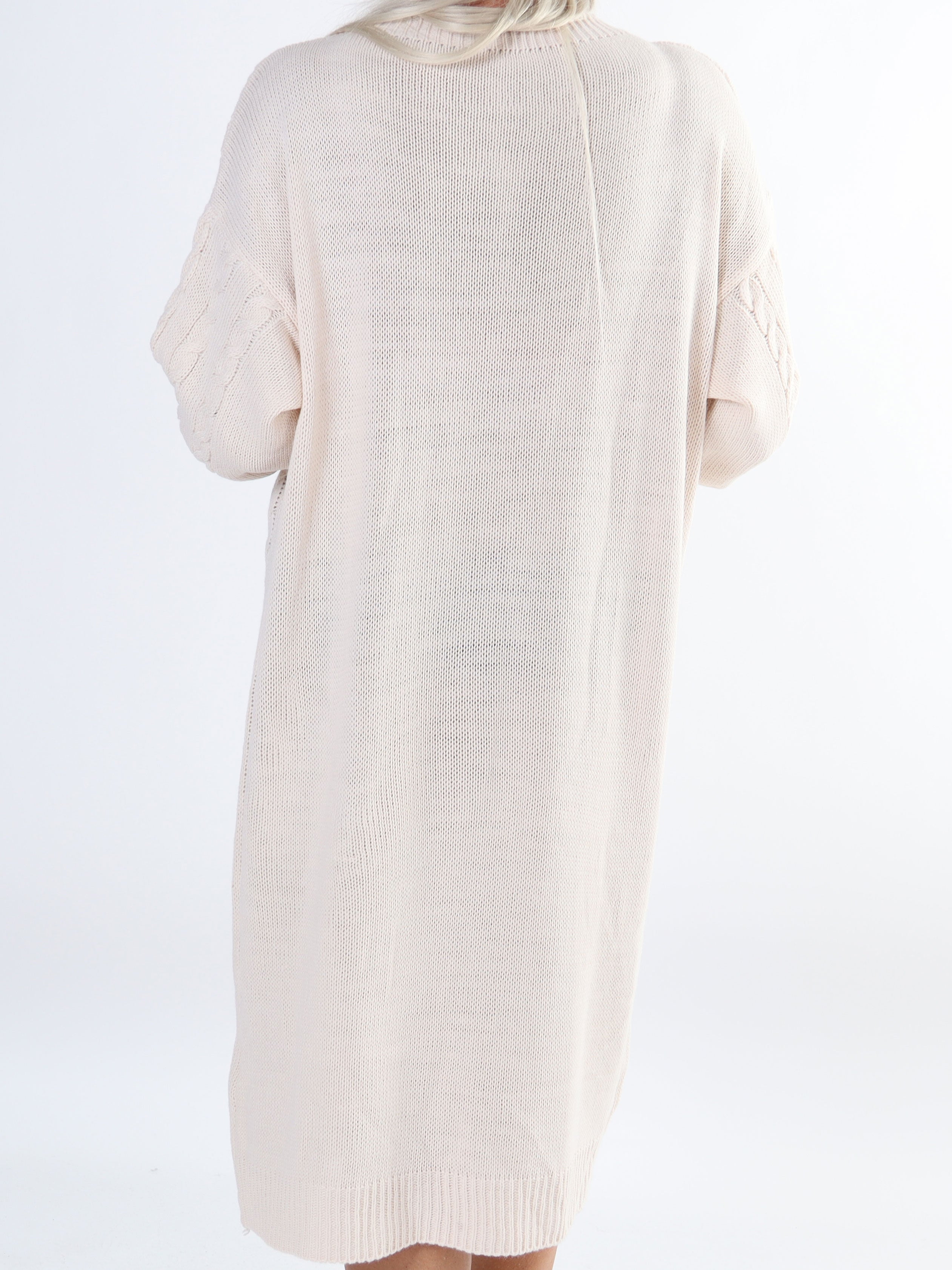 Karolina - Lang plus size kjole med kabelstrik