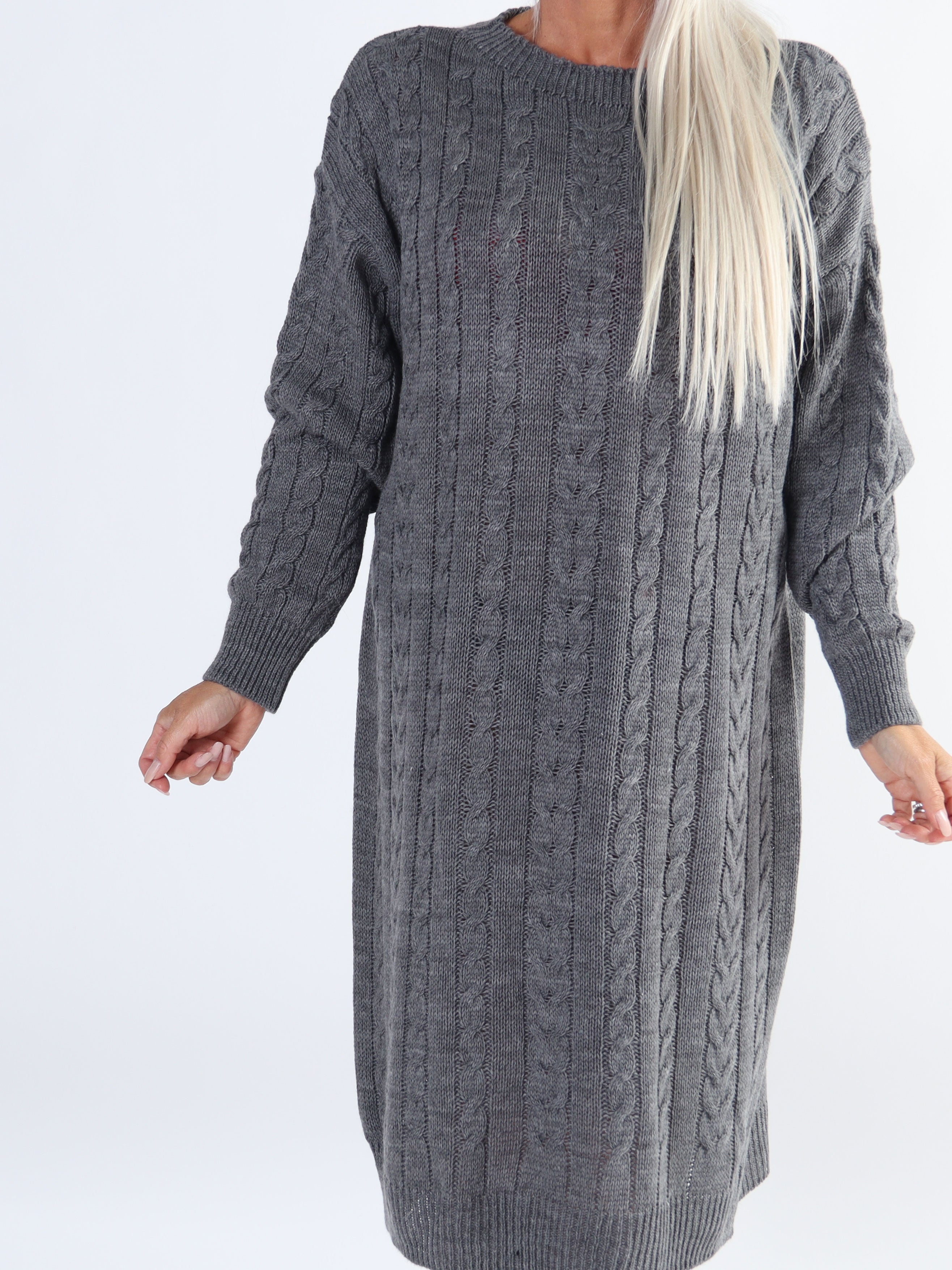 Karolina - Lang plus size kjole med kabelstrik