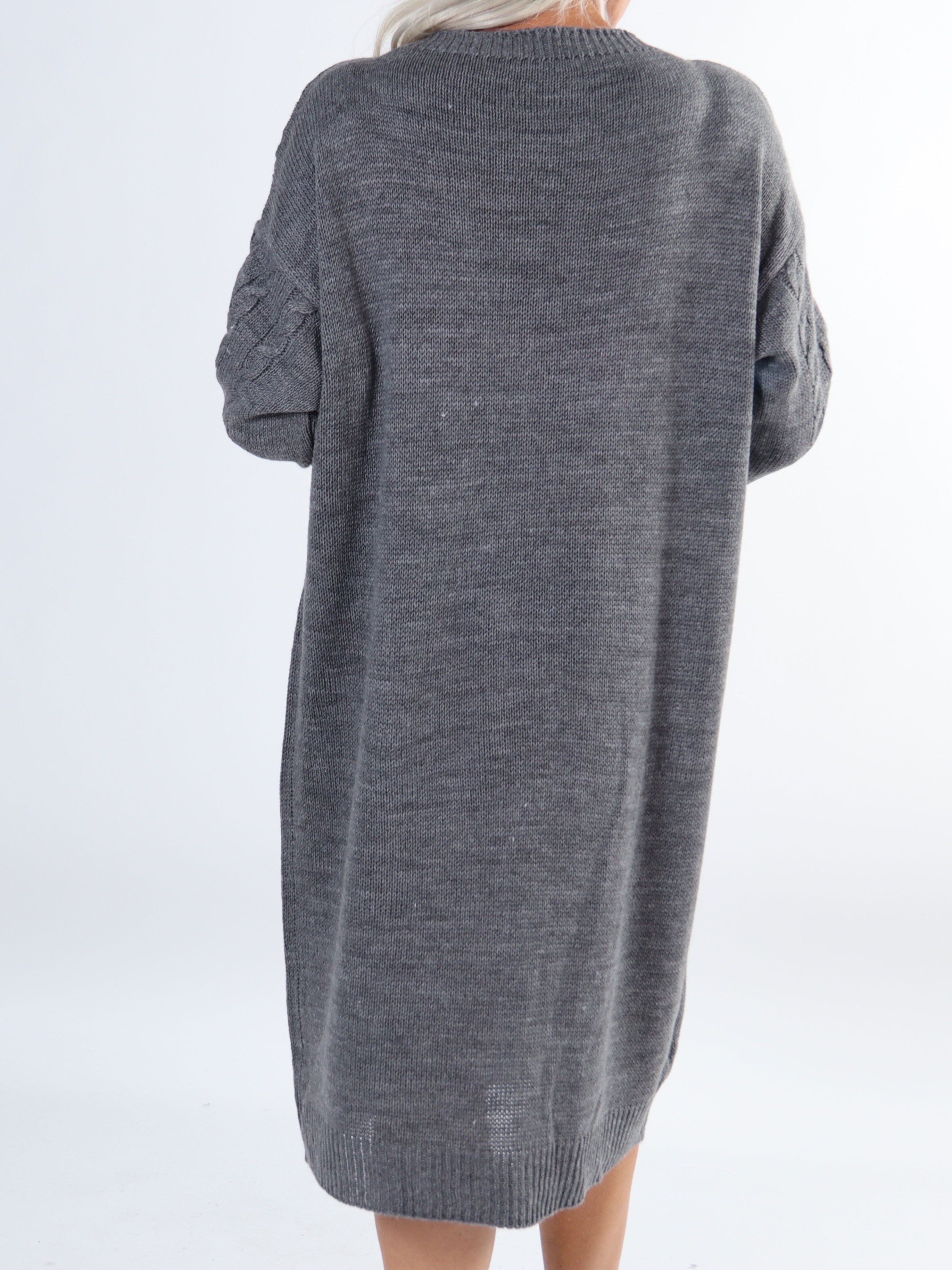 Karolina - Lang plus size kjole med kabelstrik