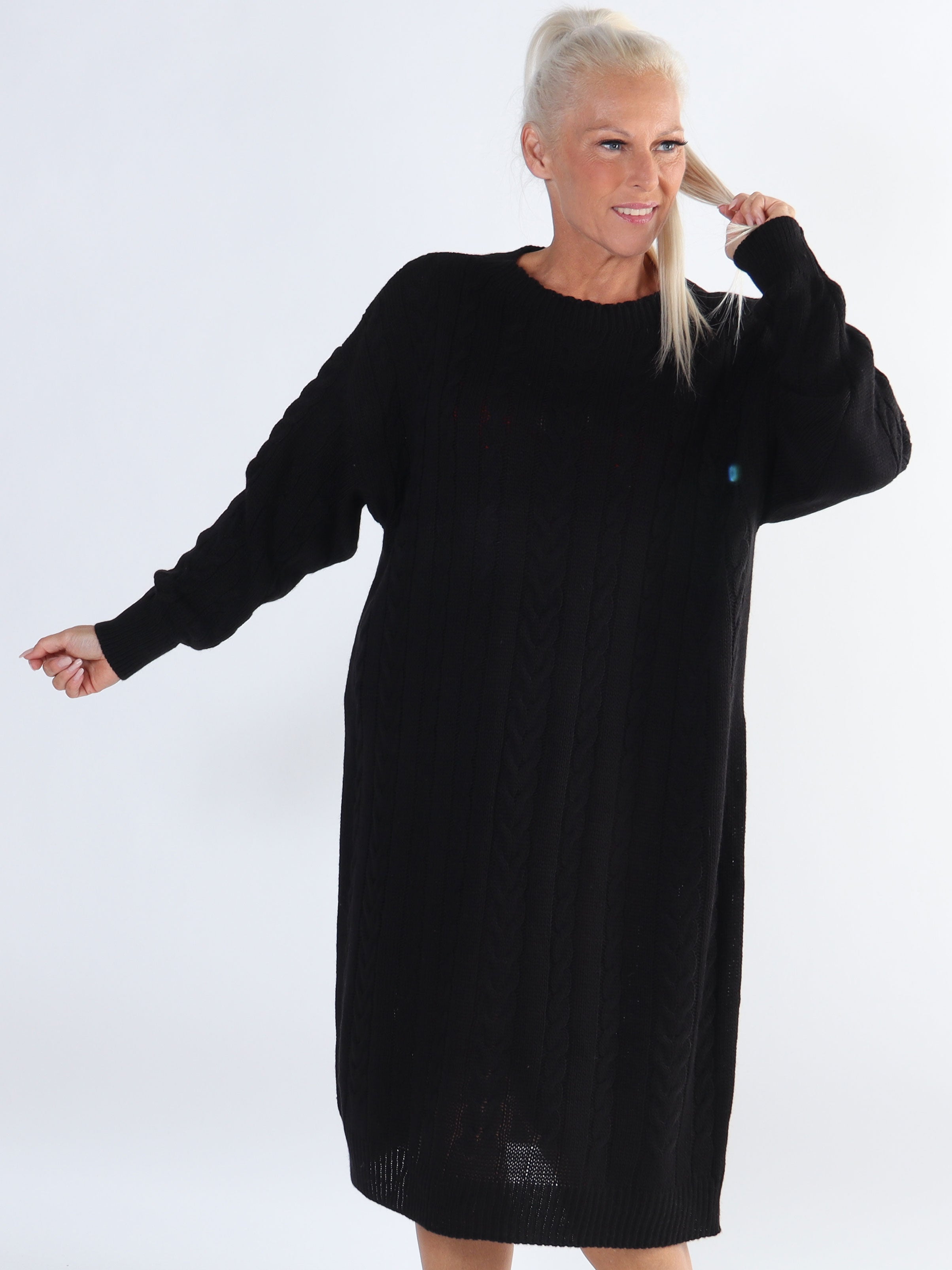 Karolina - Lang plus size kjole med kabelstrik