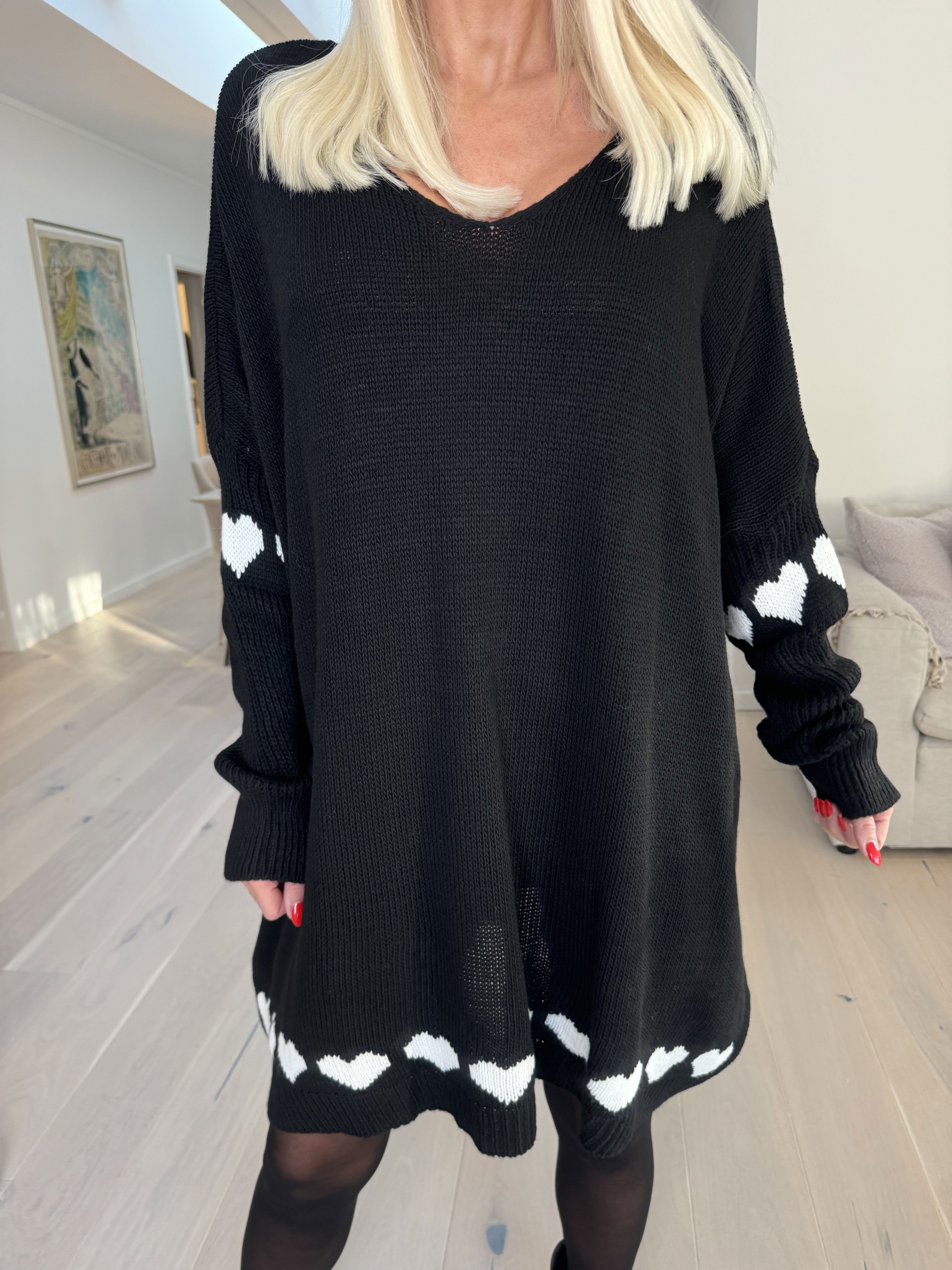 Katerina - Strikkjole med søde hjertedetaljer