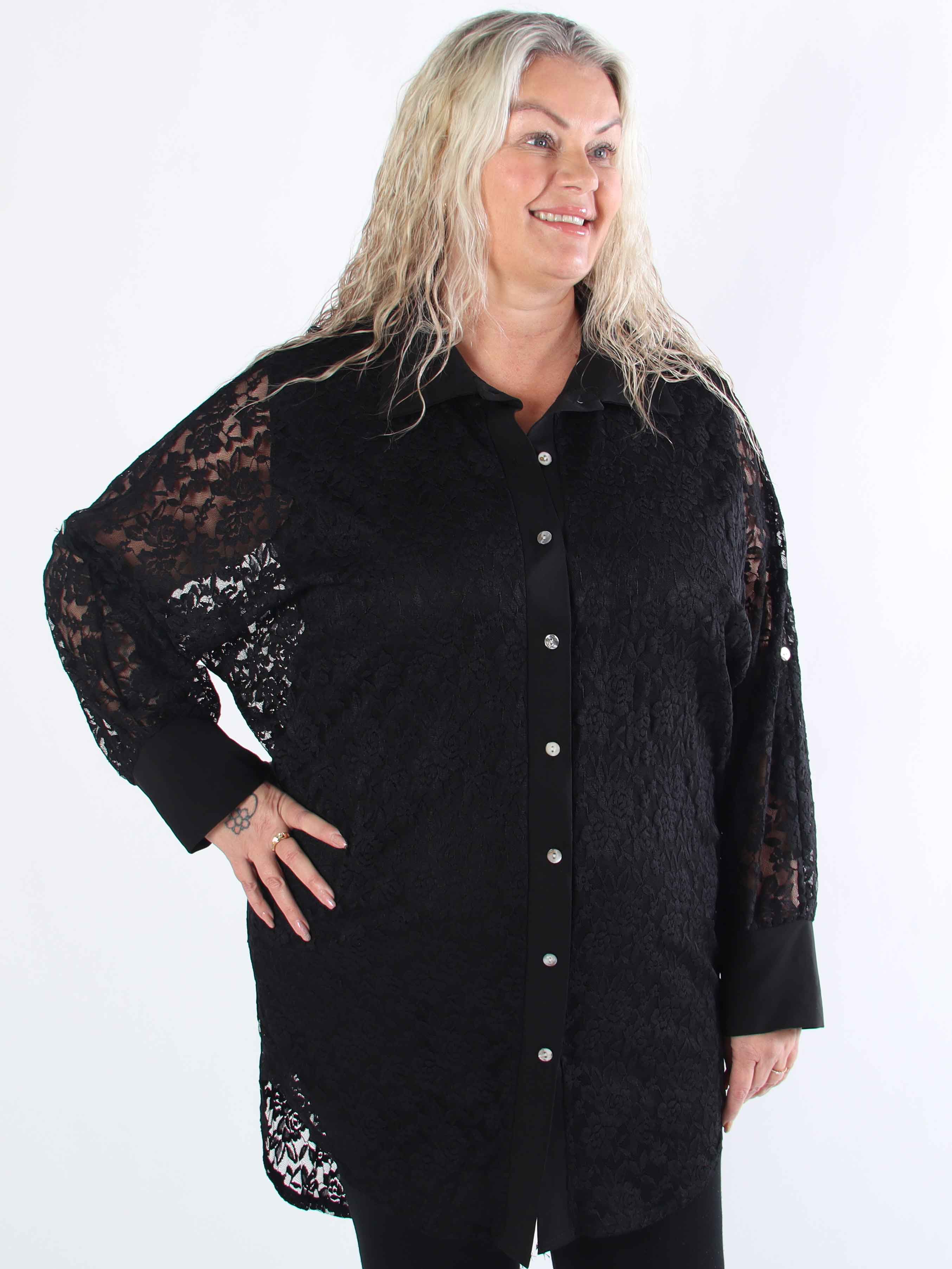 Katherine - Sød plus size skjorte i blonder