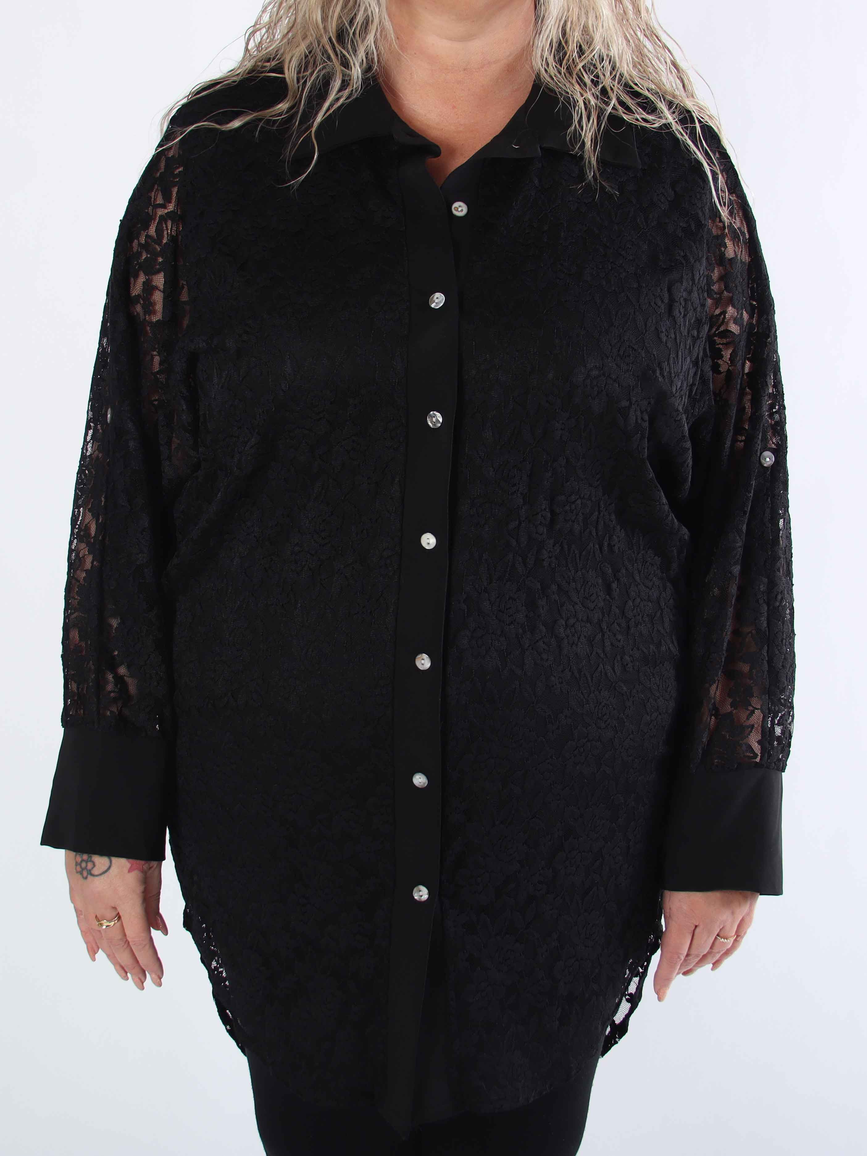 Katherine - Sød plus size skjorte i blonder