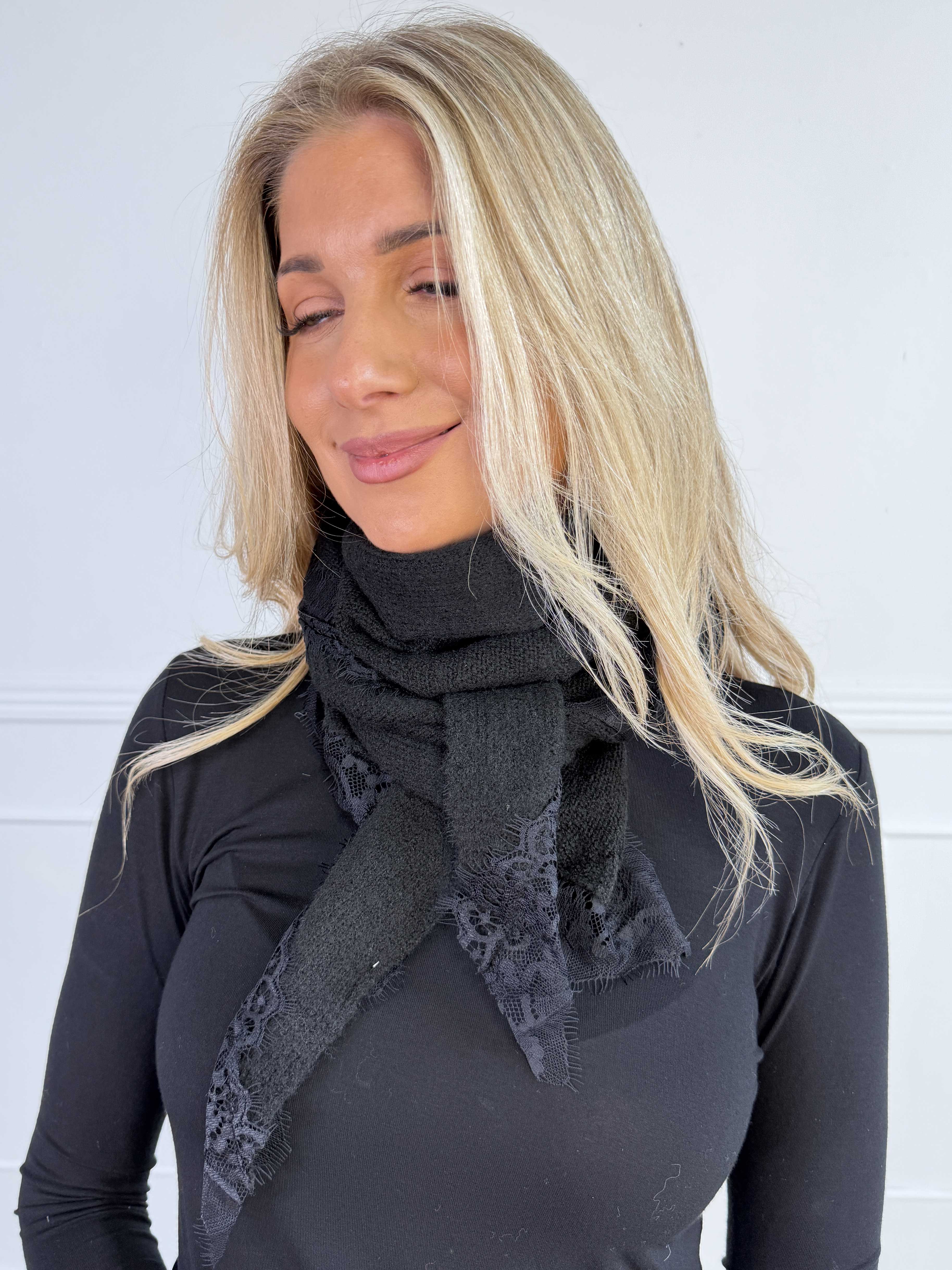 Katinka - Blødt og lækkert tørklæde med en fin blondekant