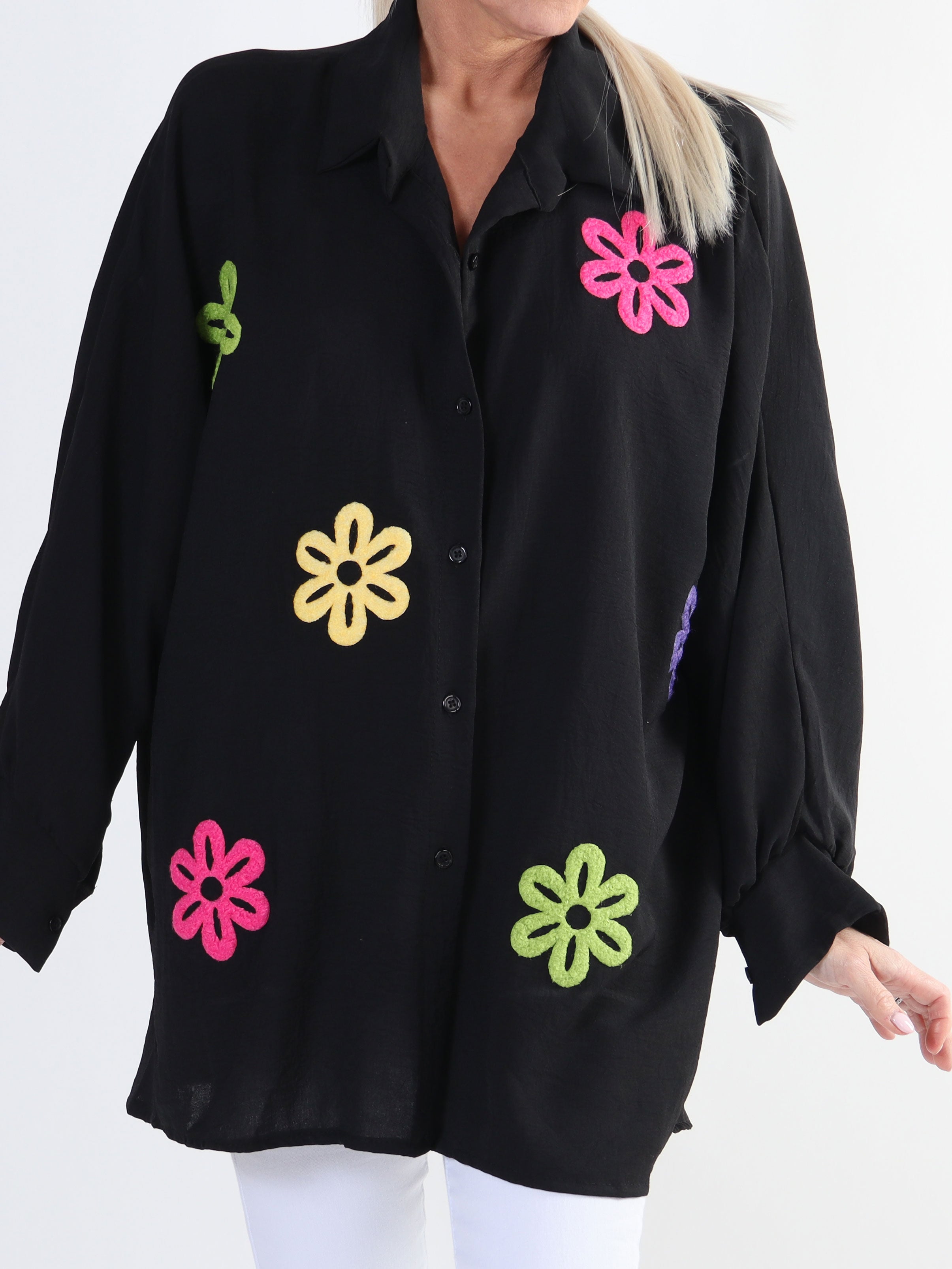 Katrin - Plus size skjorte med fine farvet blomster foran