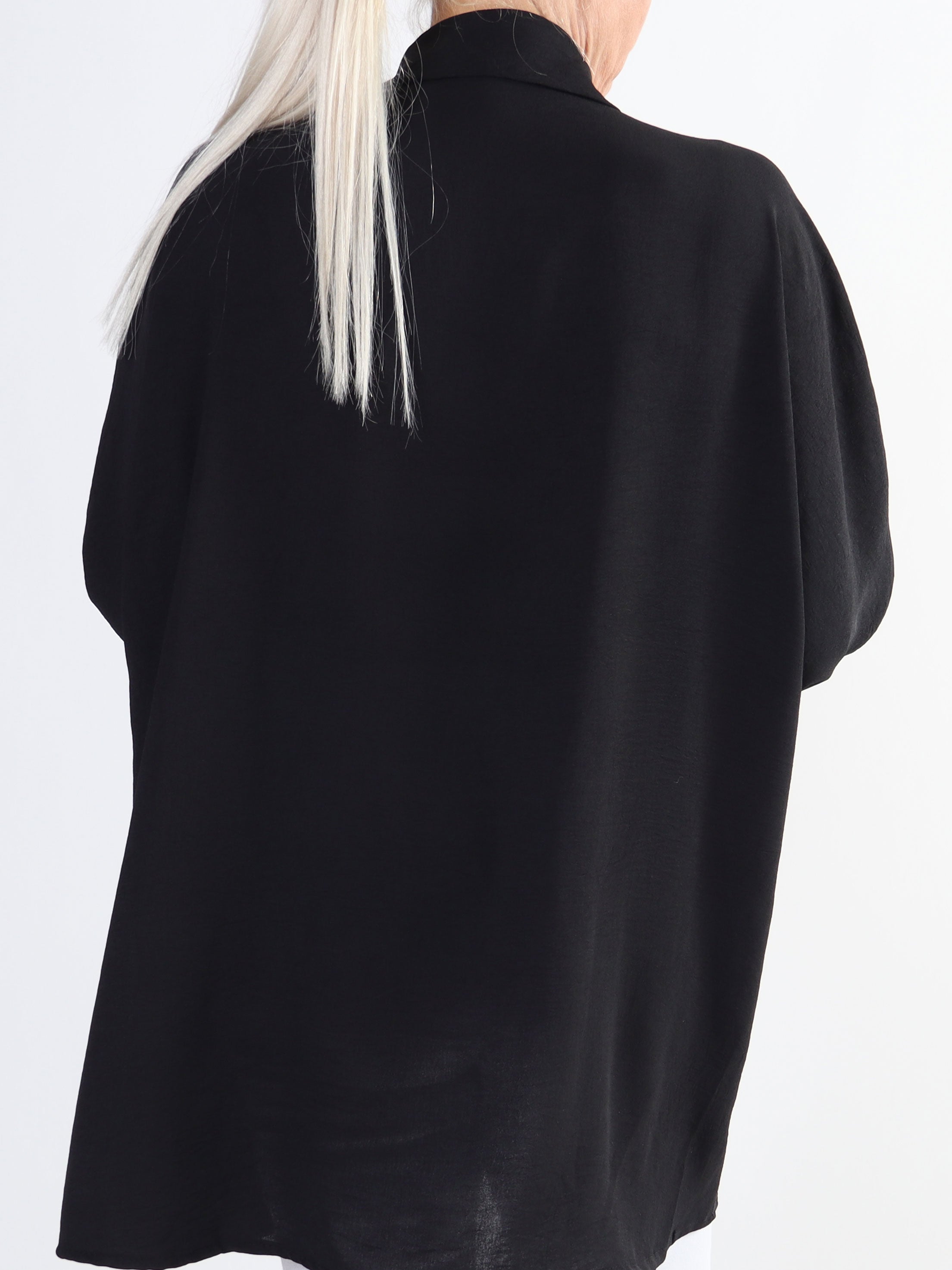 Katrin - Plus size skjorte med fine farvet blomster foran