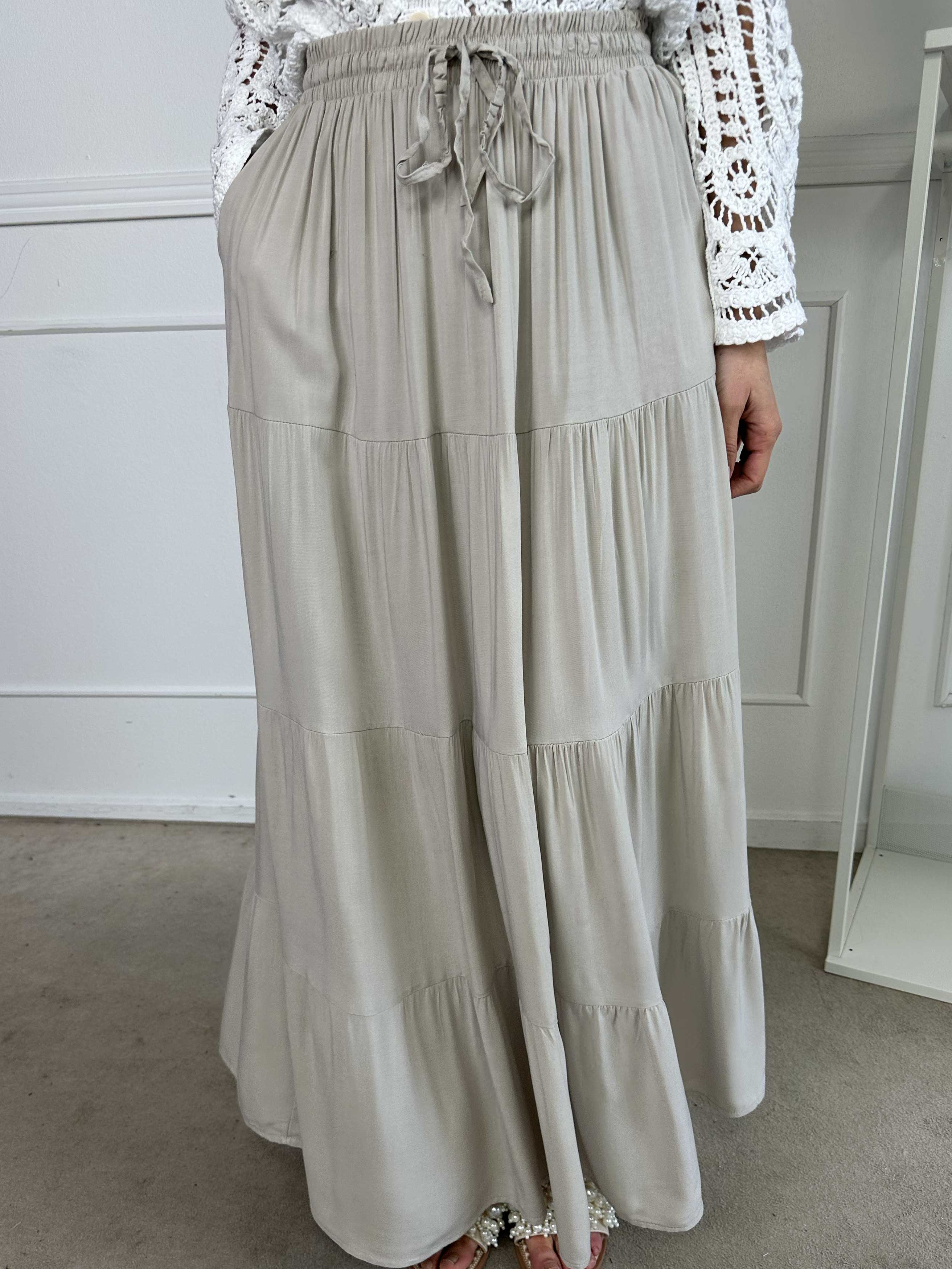 Kayla - Nederdel i viskose med lag på lag look