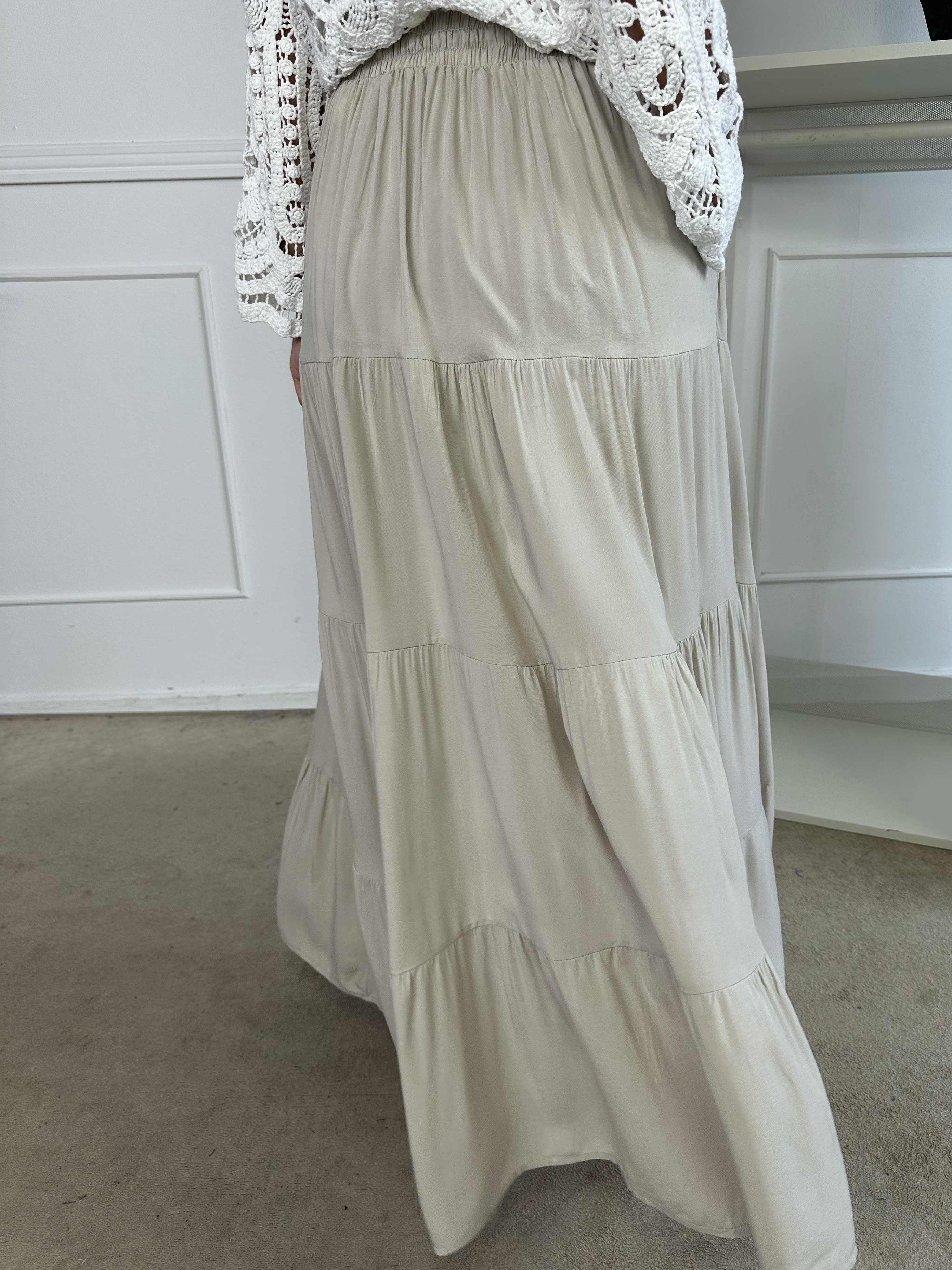 Kayla - Nederdel i viskose med lag på lag look