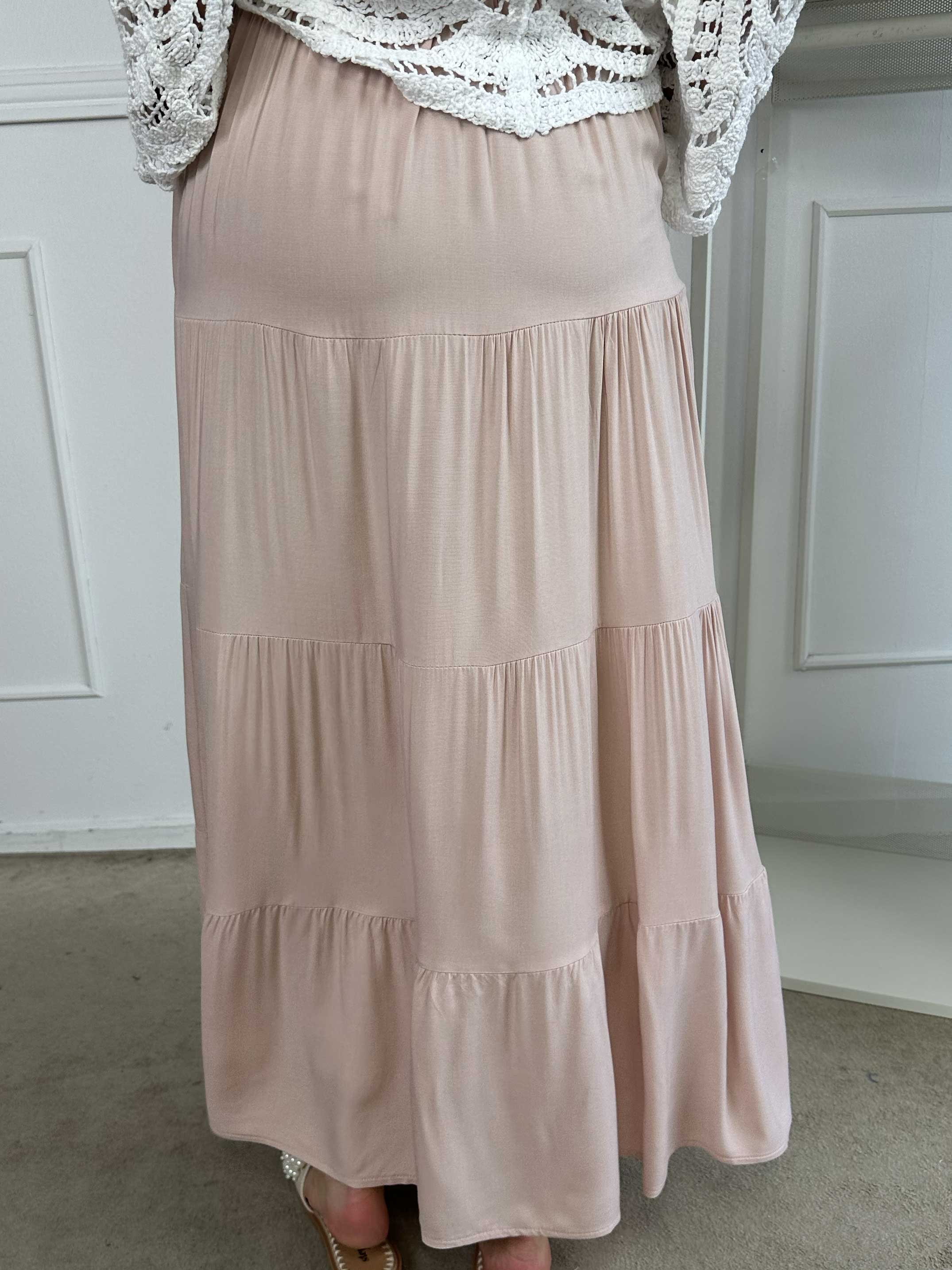 Kayla - Nederdel i viskose med lag på lag look