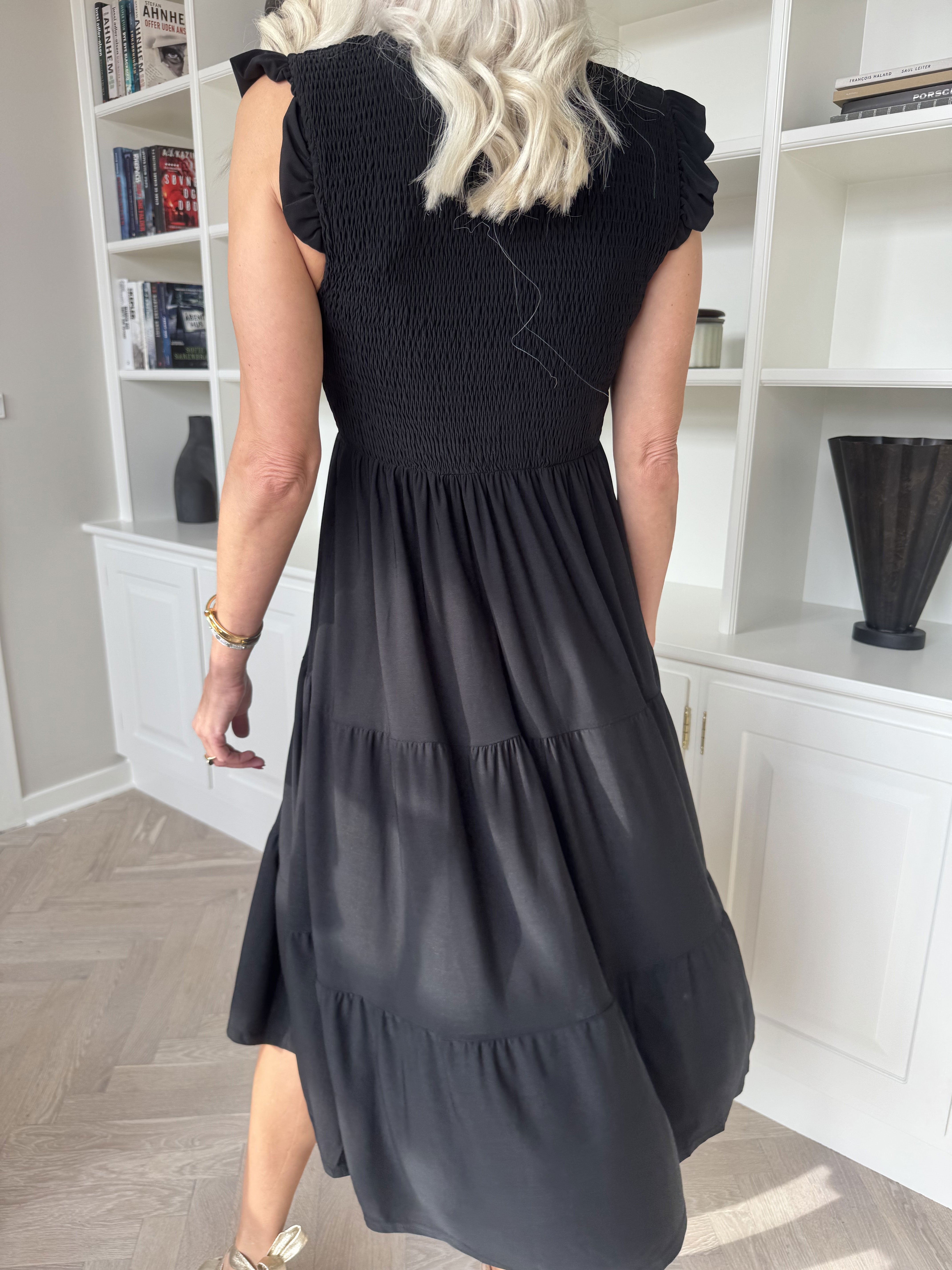 Kelly Sleeveless - Elastisk kjole med smock over brystet